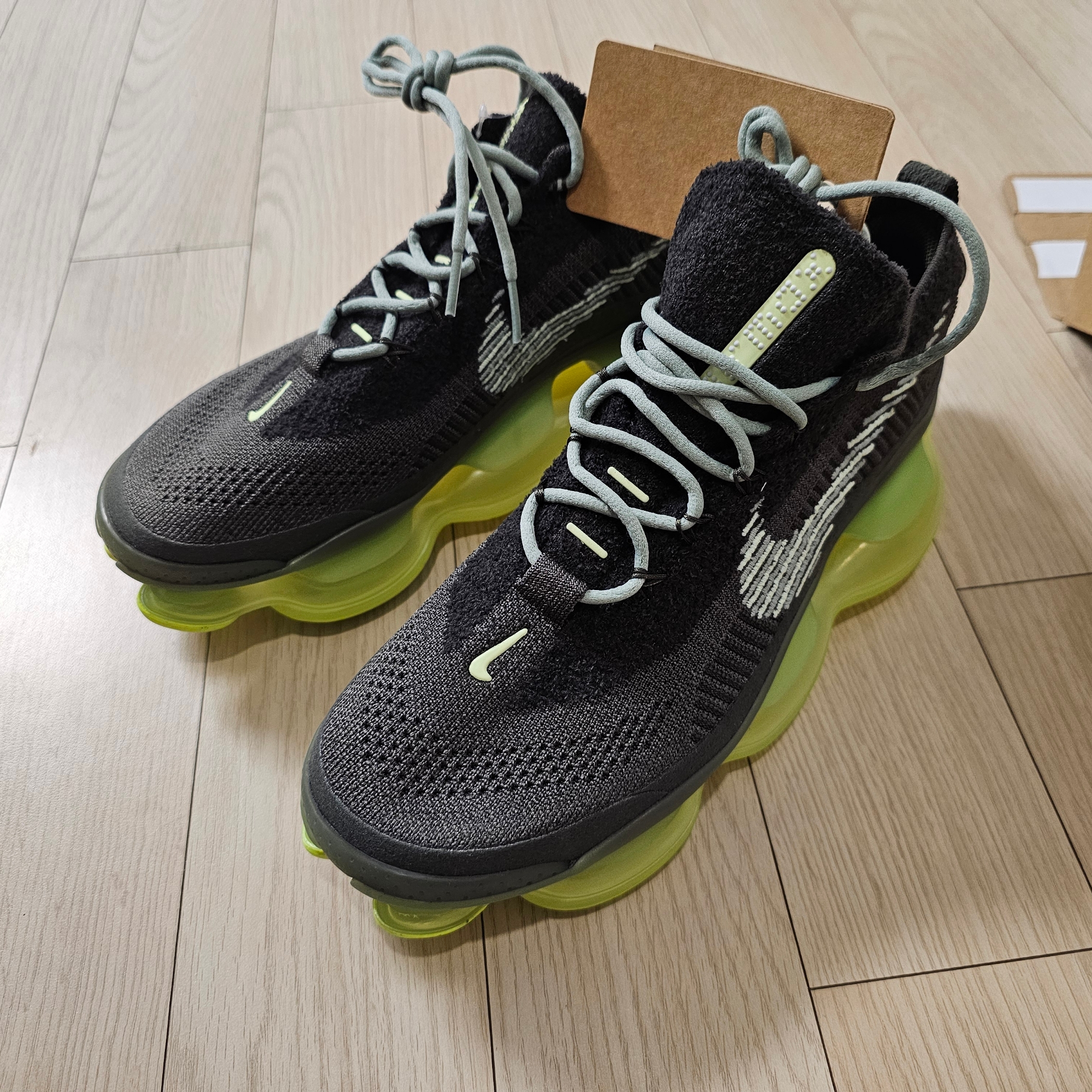 Nike Air Max Scorpion Flyknit Barely Volt 착용 스타일