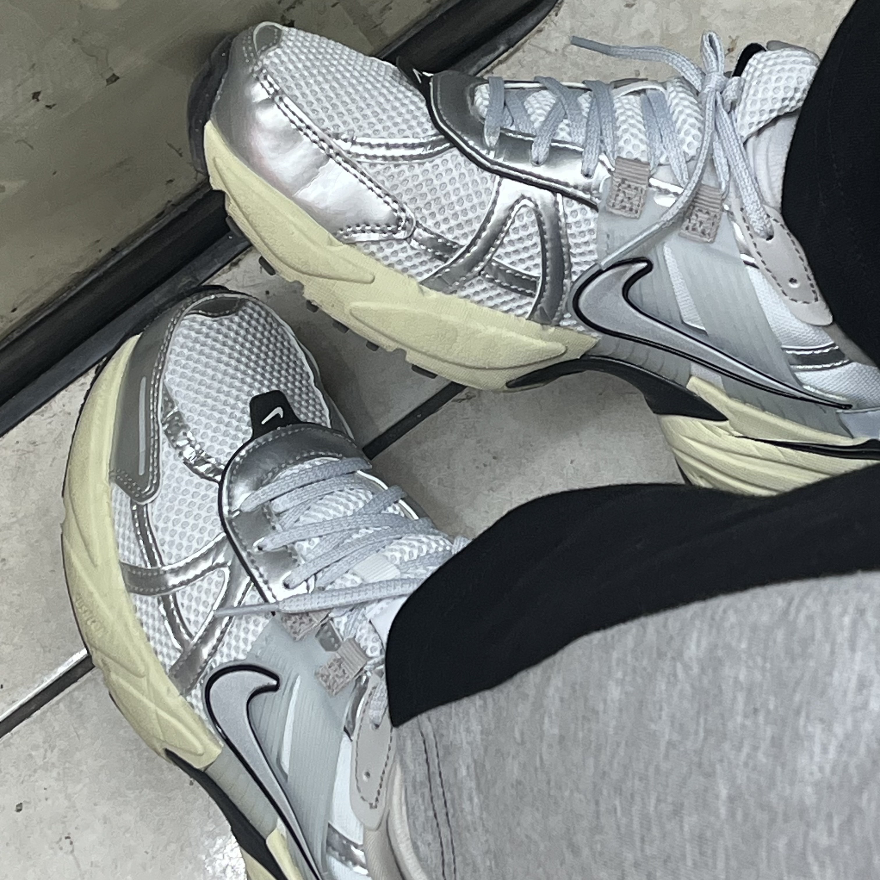 Nike V2K Run Summit White Metallic Silver 착용 스타일