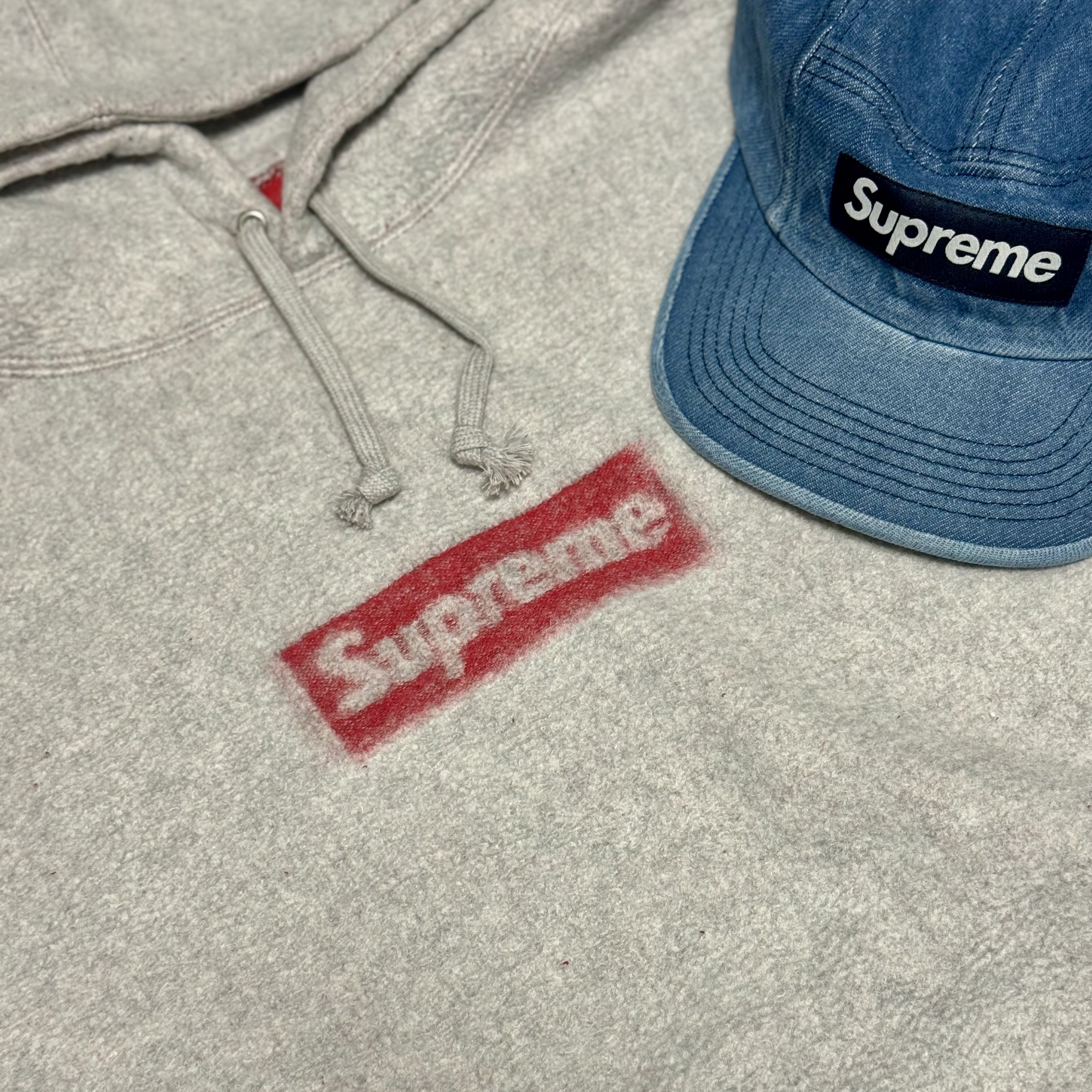 Supreme Inside Out Box Logo Hooded Sweatshirt Heather Grey - 23SS, Supreme Washed Chino Twill Camp Cap Denim - 23FW 착용 스타일 - 1