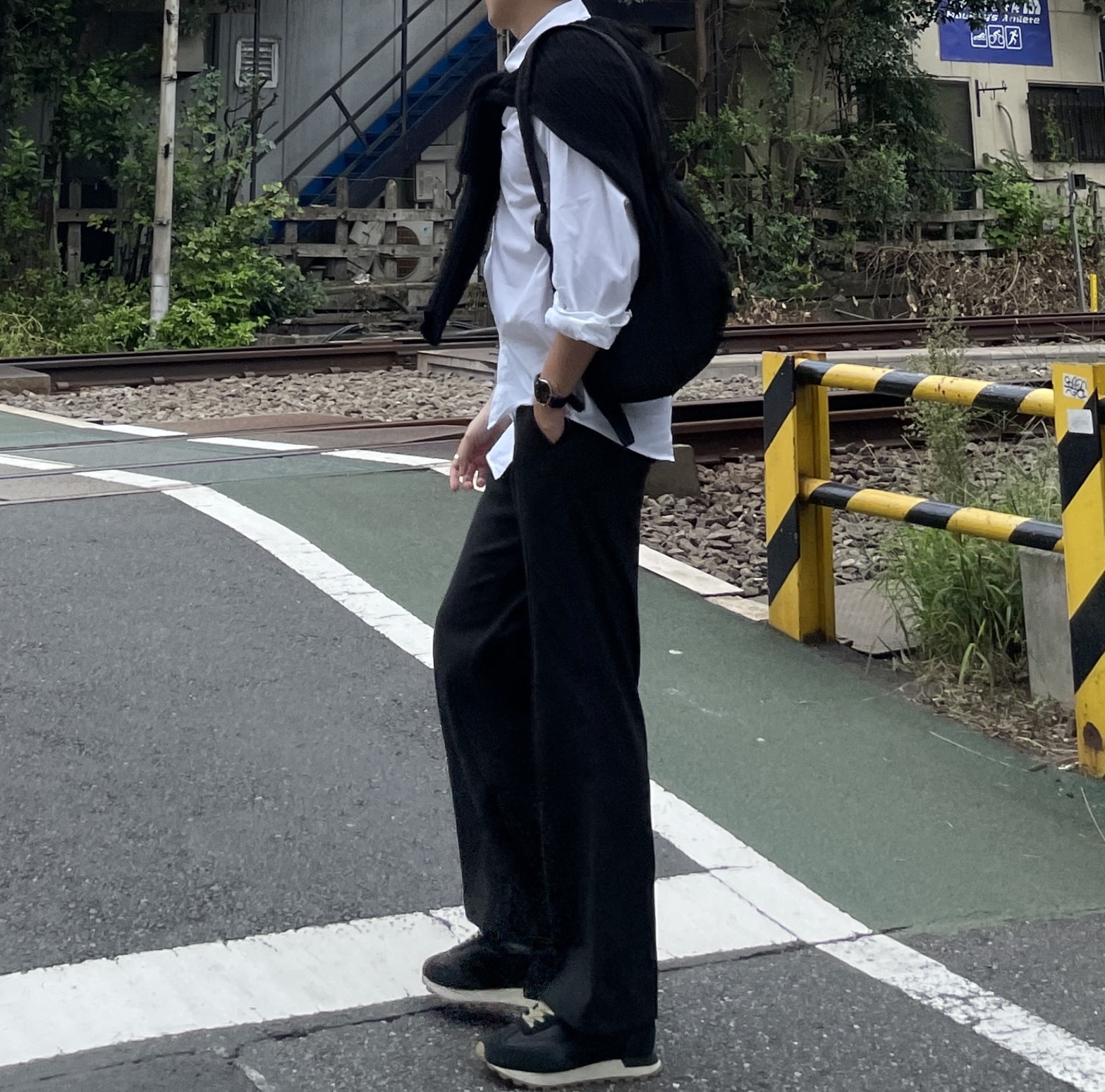COS Nylon Crossbody Saddle Bag Black 착용 스타일