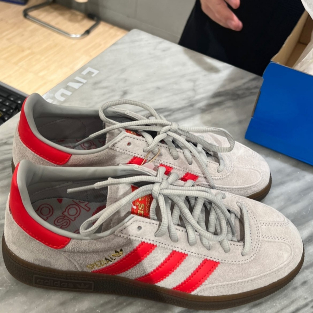 Adidas Spezial Handball Grey Hi-Res Red 착용 스타일