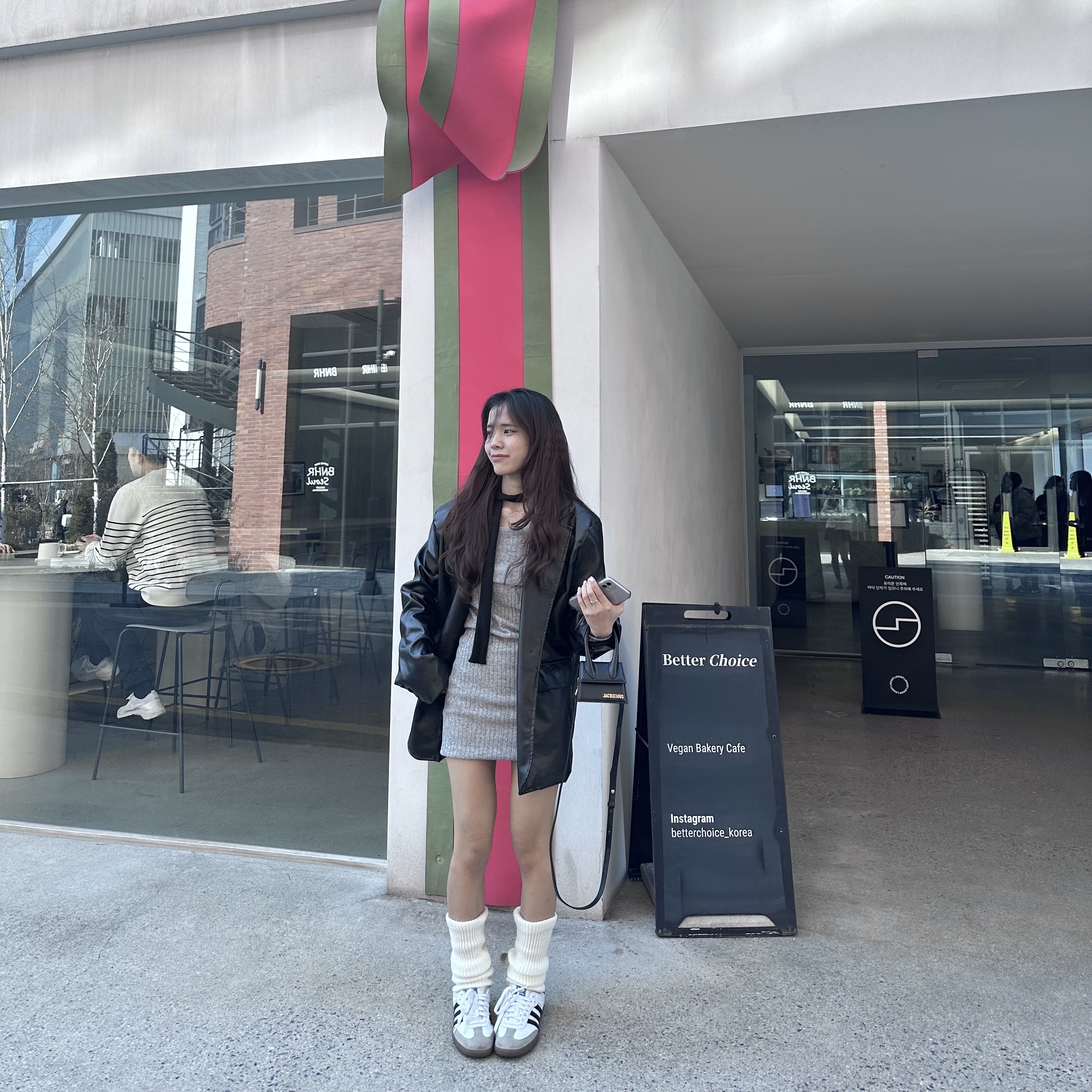 Adidas Samba Vegan White Black, Jacquemus Le Chiquito Signature Leather Mini Handbag Black 착용 스타일 - 1