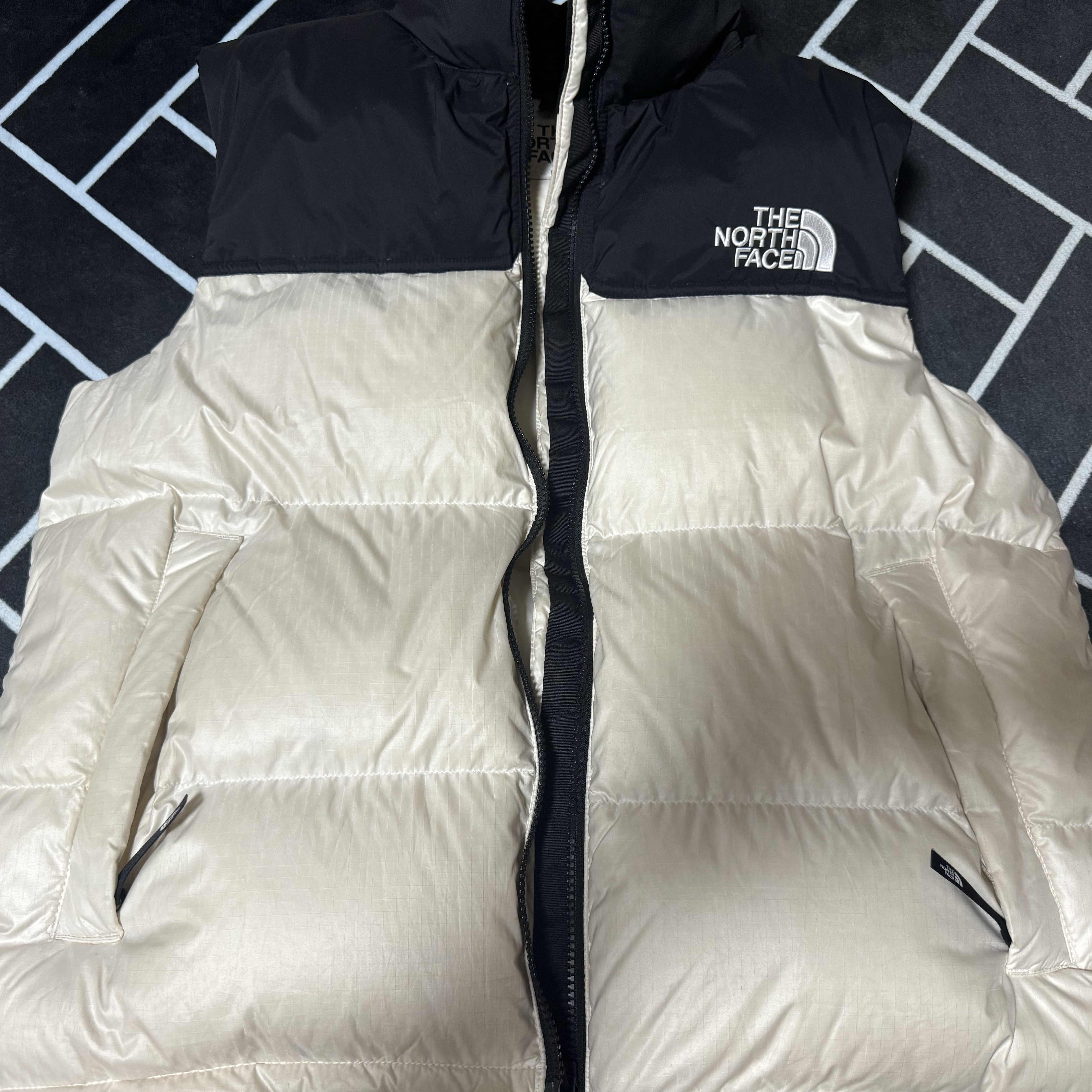 Stussy Fuzzy Dice T-Shirt Black, The North Face White Label Novelty Nuptse Down Vest Cream 착용 스타일 - 2