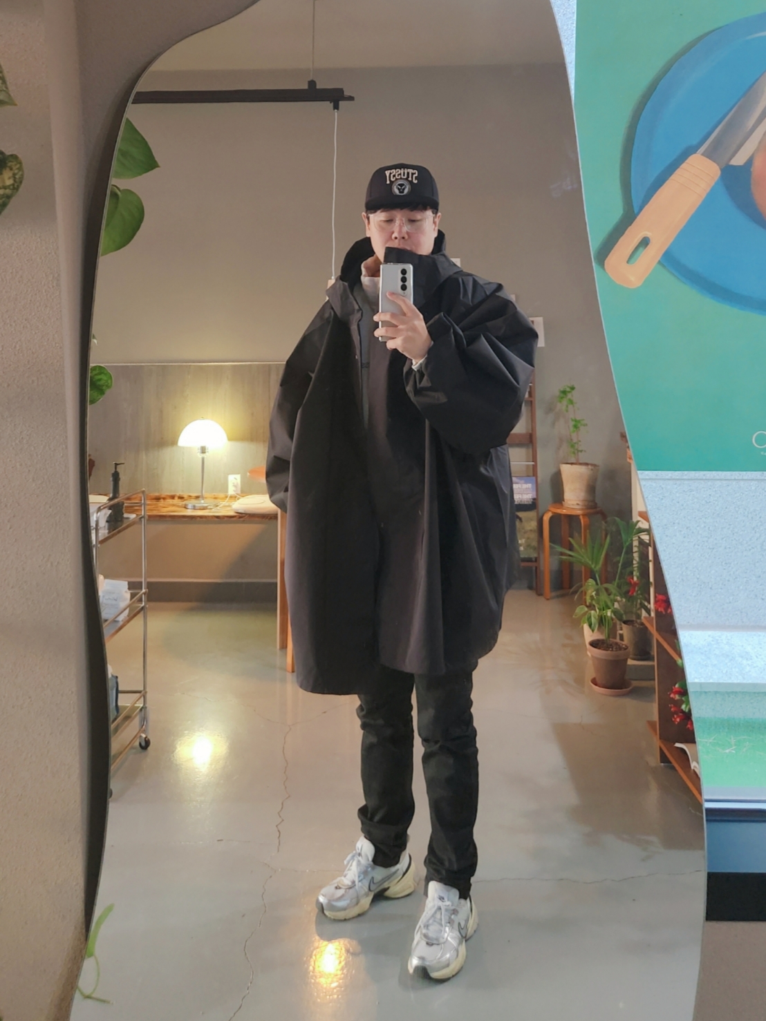 Yeezy Gap Engineered By Balenciaga T-Cut Parka Black, Stussy x Goldie Metalheadz 30 Snapback Black 착용 스타일