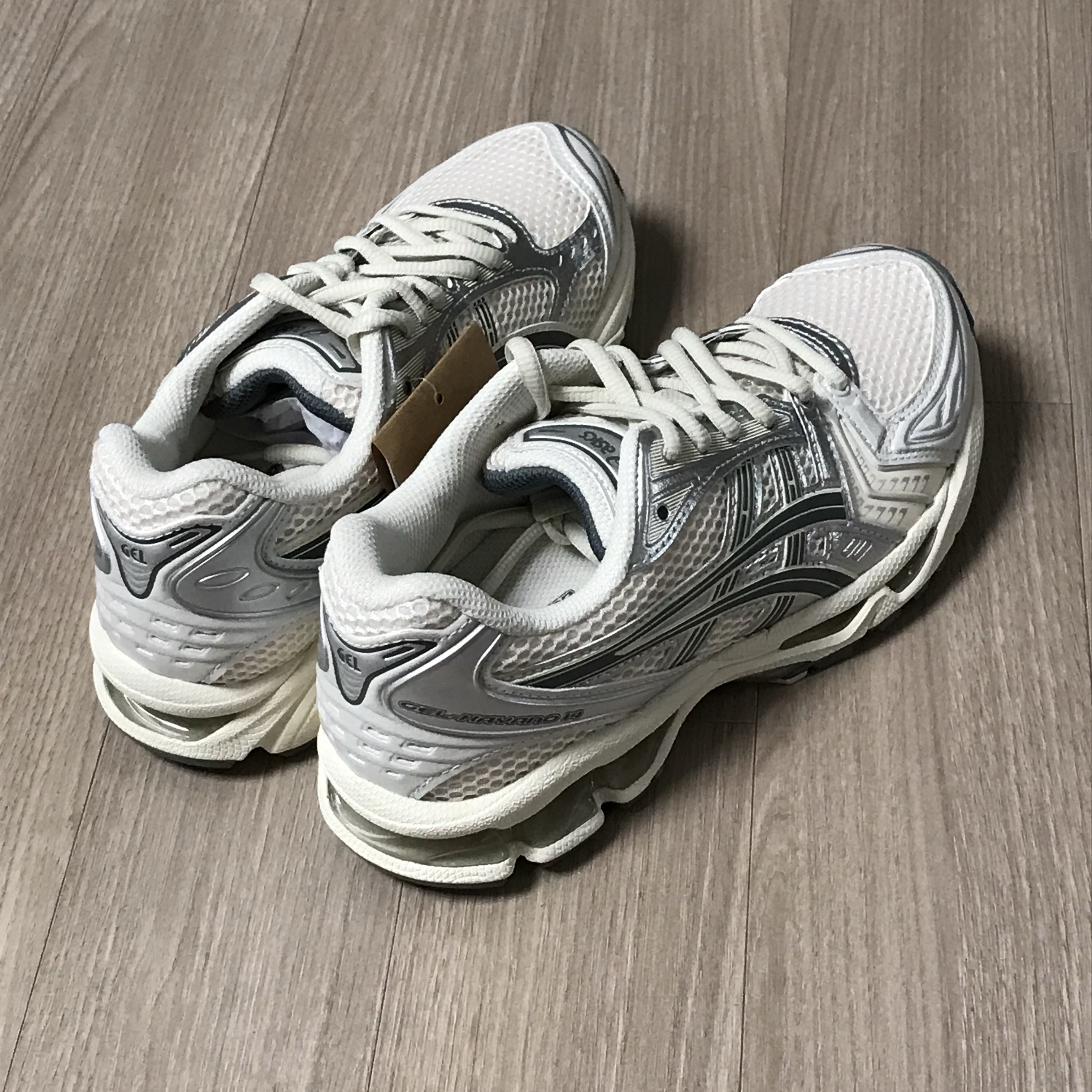 Asics Gel-Kayano 14 Birch Dark Pewter, Asics Gel-Kayano 14 Black Pure Silver 착용 스타일 - 5