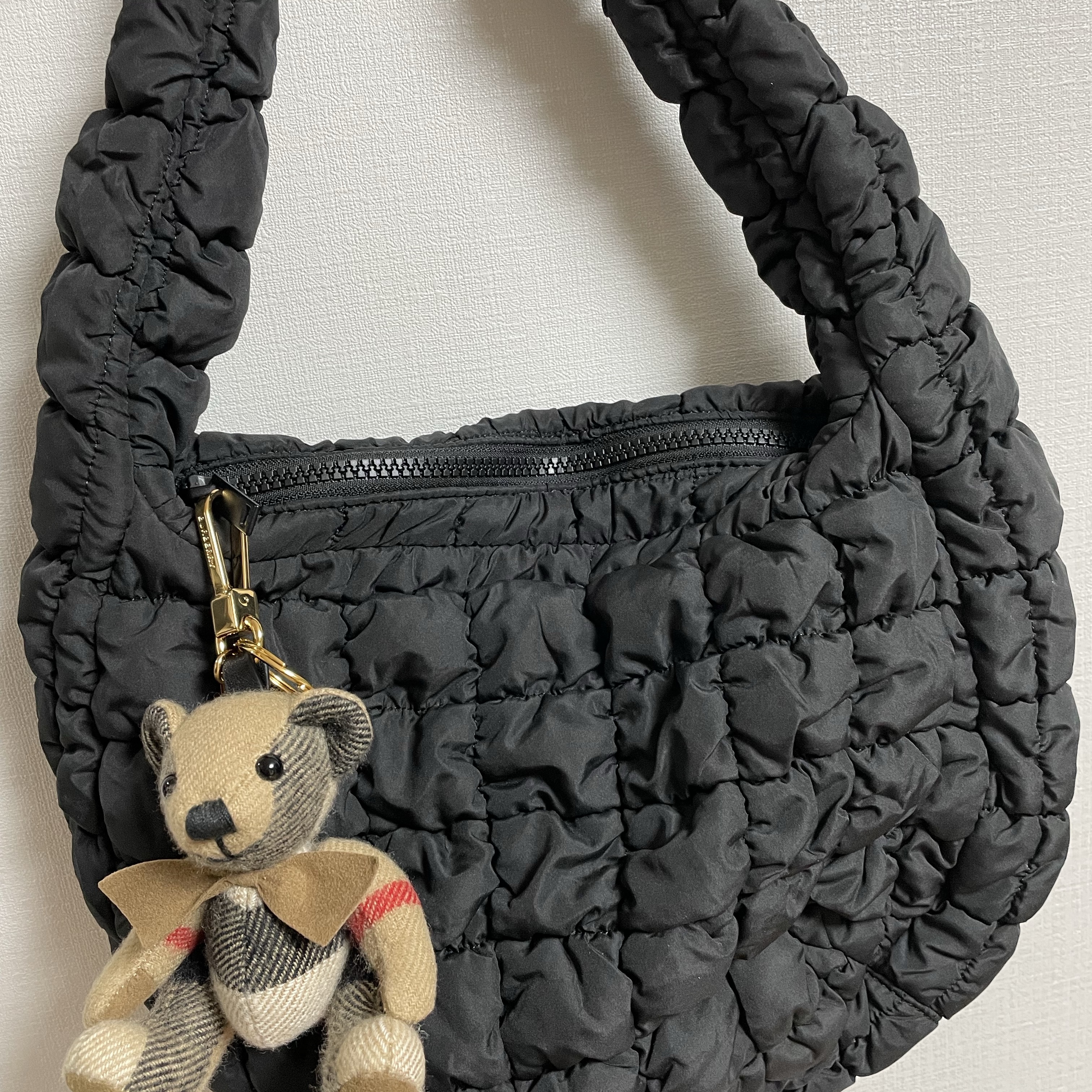 COS Quilted Mini Bag Black, Burberry Bow Tie Thomas Bear Charm Archive Beige 착용 스타일