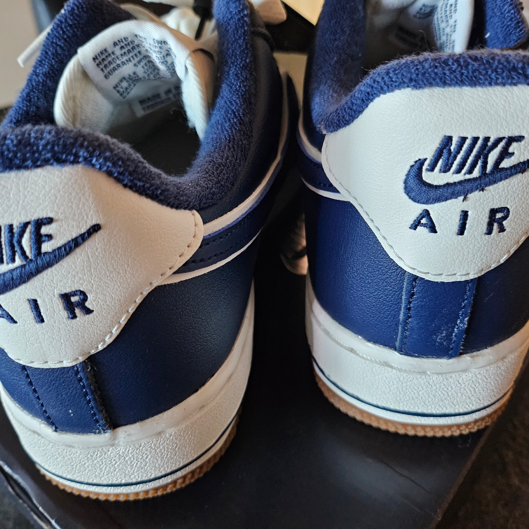 Nike Air Force 1 '07 LV8 Midnight Navy 착용 스타일 - 3
