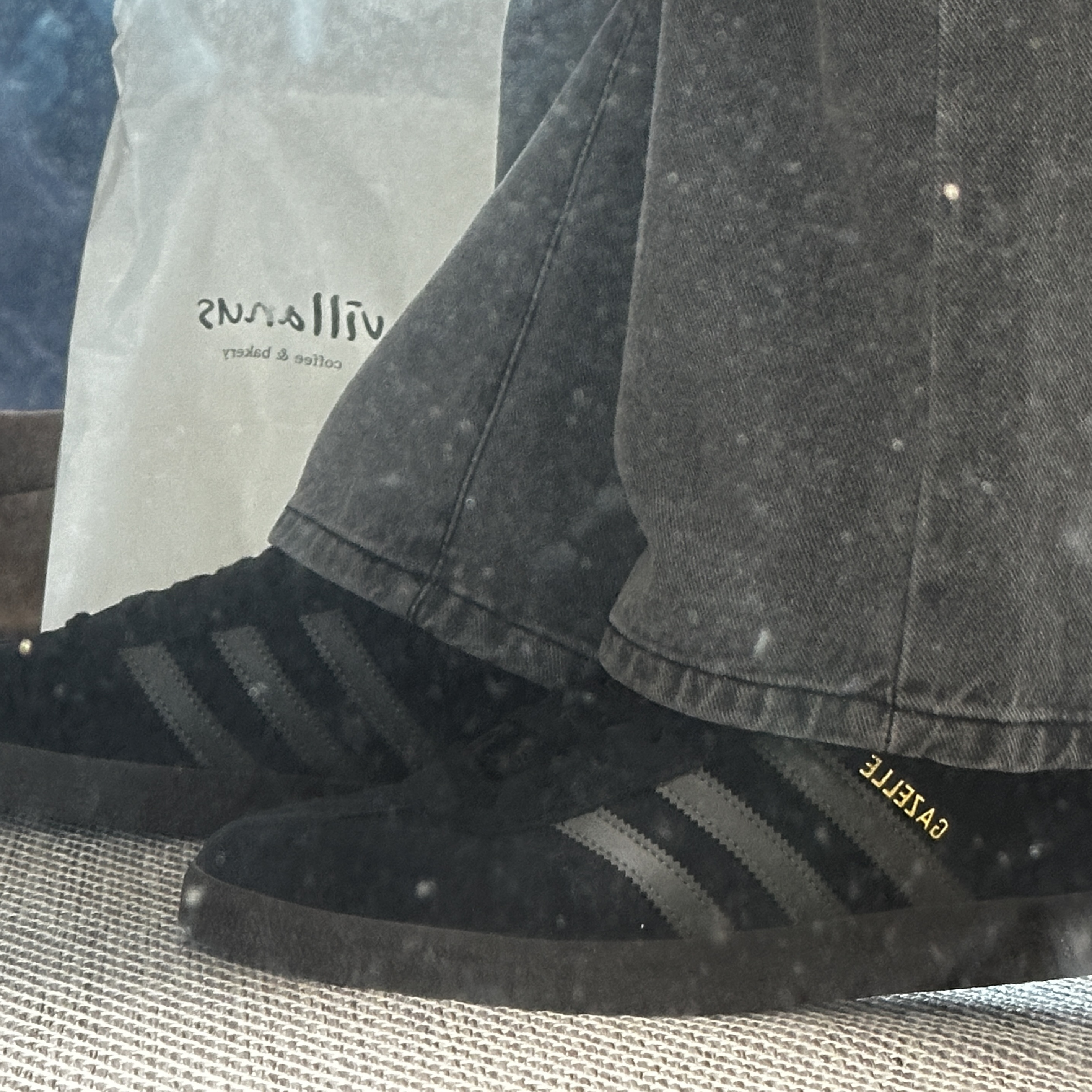 Adidas Gazelle Core Black Gold Metallic Gum 착용 스타일 - 1