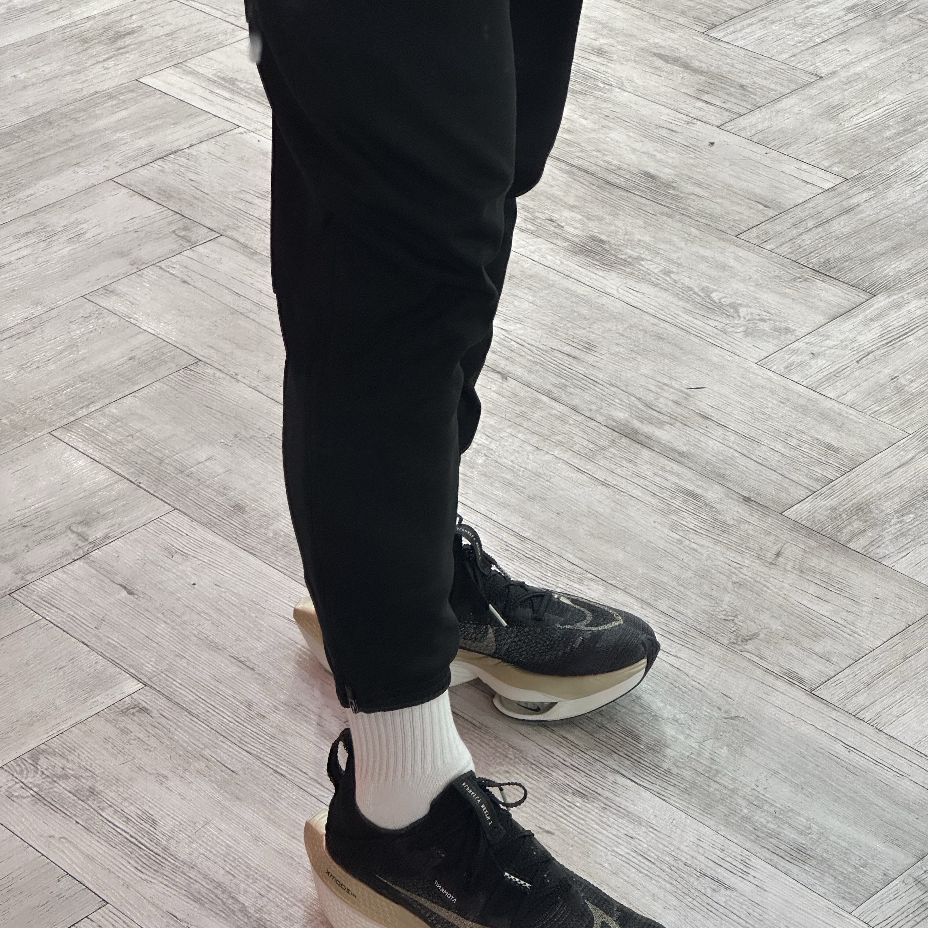 Nike Air Zoom Alphafly Next% 2 Black Metallic Gold Grain 착용 스타일