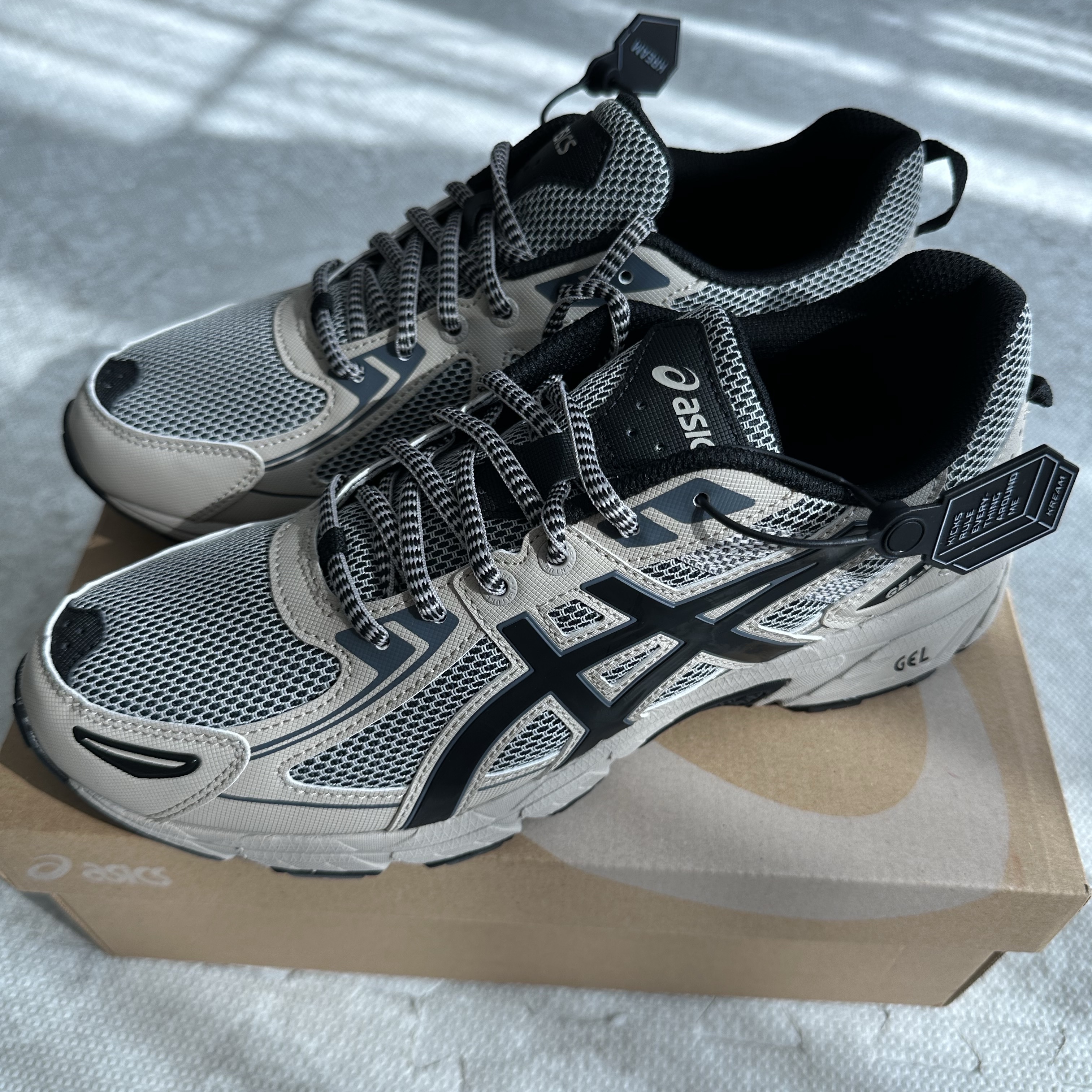 Asics Gel-Venture 6 Feather Grey Black 착용 스타일 - 1