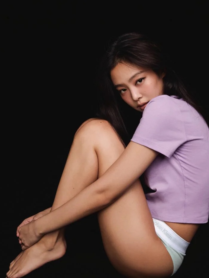 (W) Calvin Klein x Jennie Baby Fit Crop Short Sleeve T-Shirt Sheer Lilac 착용 스타일