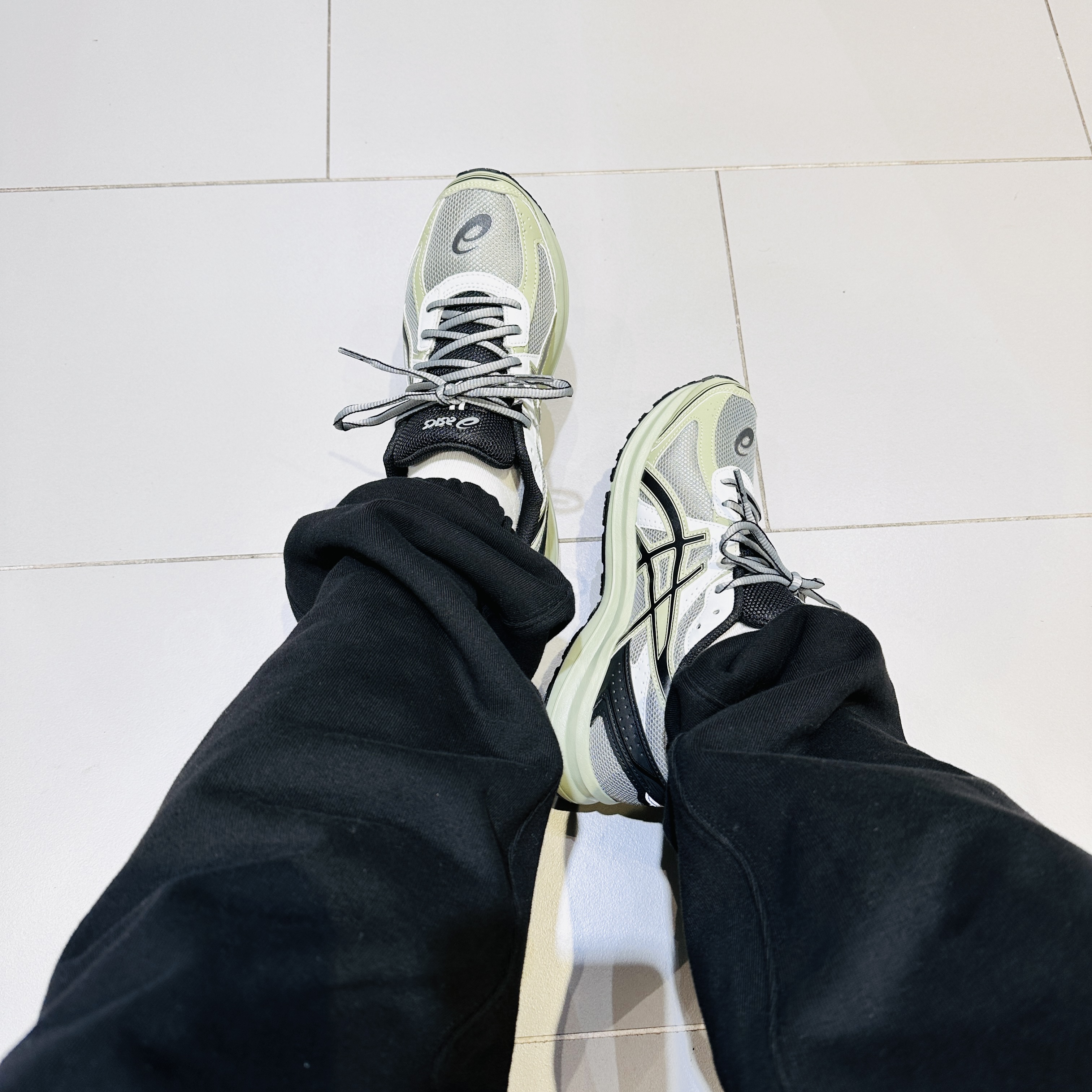 Asics Jog 100 S Sheet Rock - 2E Wide 착용 스타일 - 1