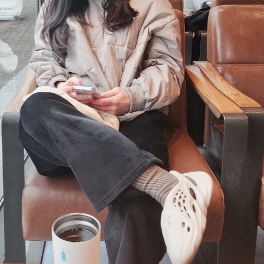 Adidas Yeezy Foam RNNR Sand 착용 스타일