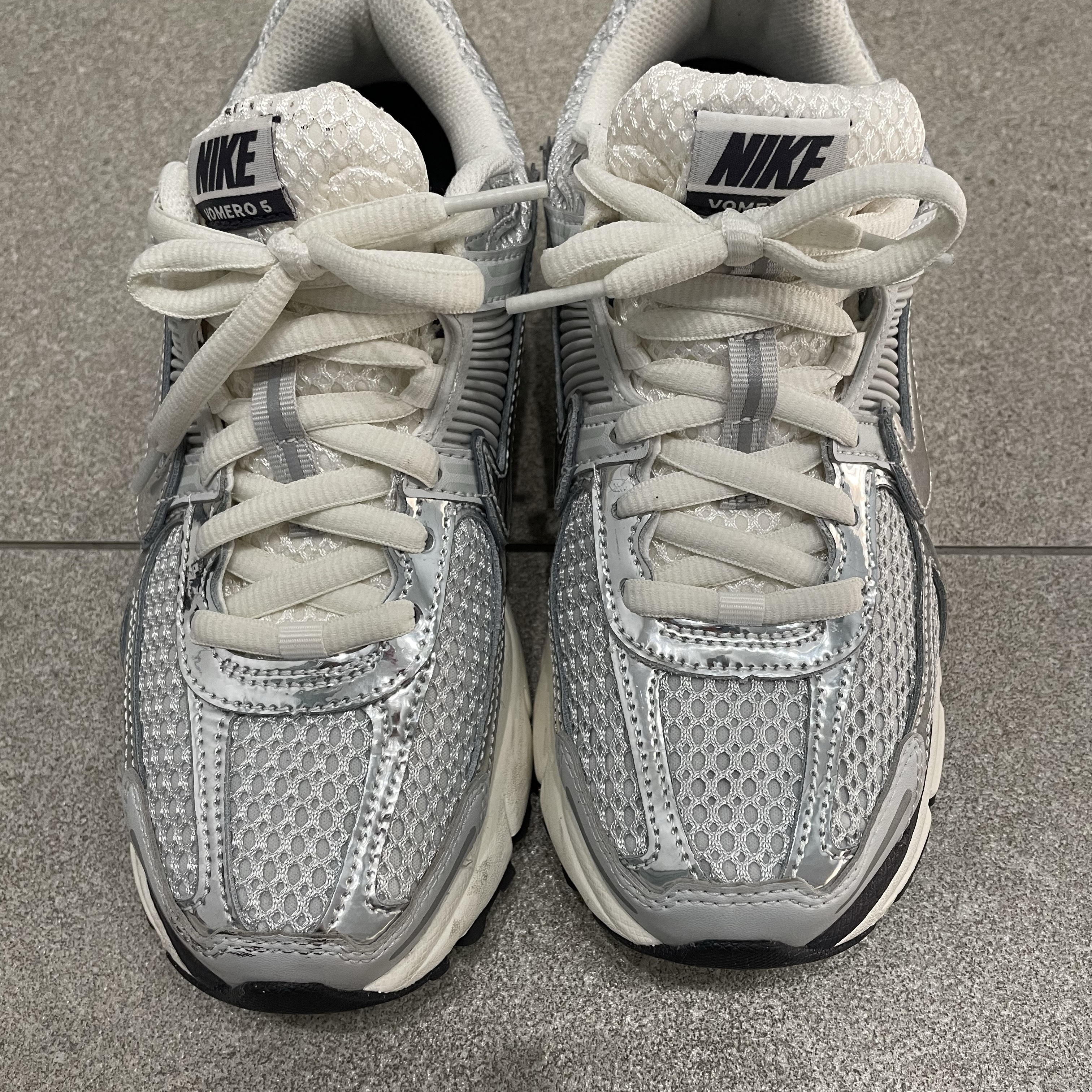 (W) Nike Zoom Vomero 5 Photon Dust and Metallic Silver 착용 스타일