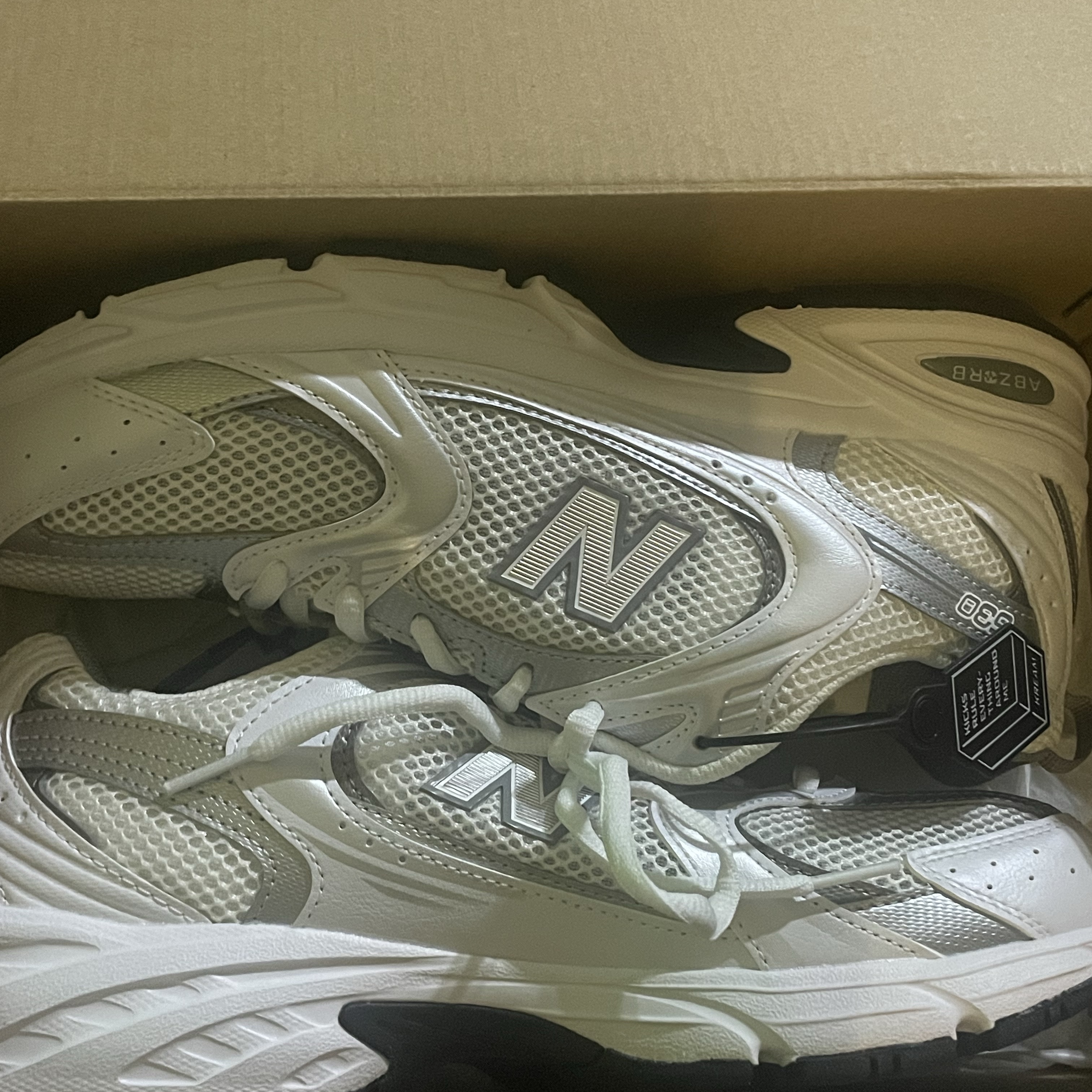 New Balance 530 White Silver 착용 스타일 - 1