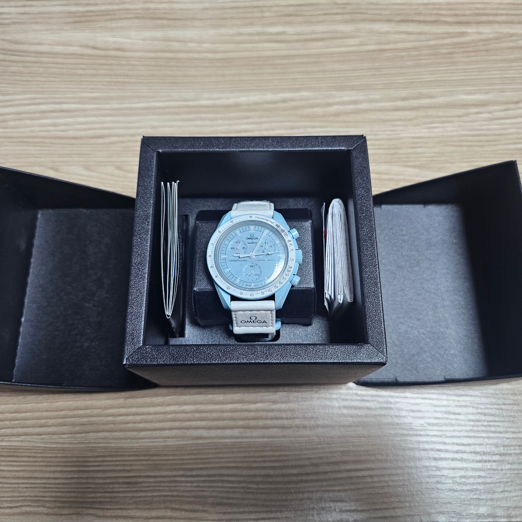 Swatch x Omega Bioceramic MoonSwatch Mission To Uranus 착용 스타일 - 1