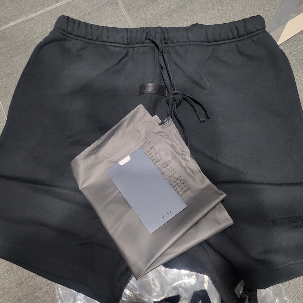 Essentials The Core Collection Sweatshorts Stretch Limo 착용 스타일