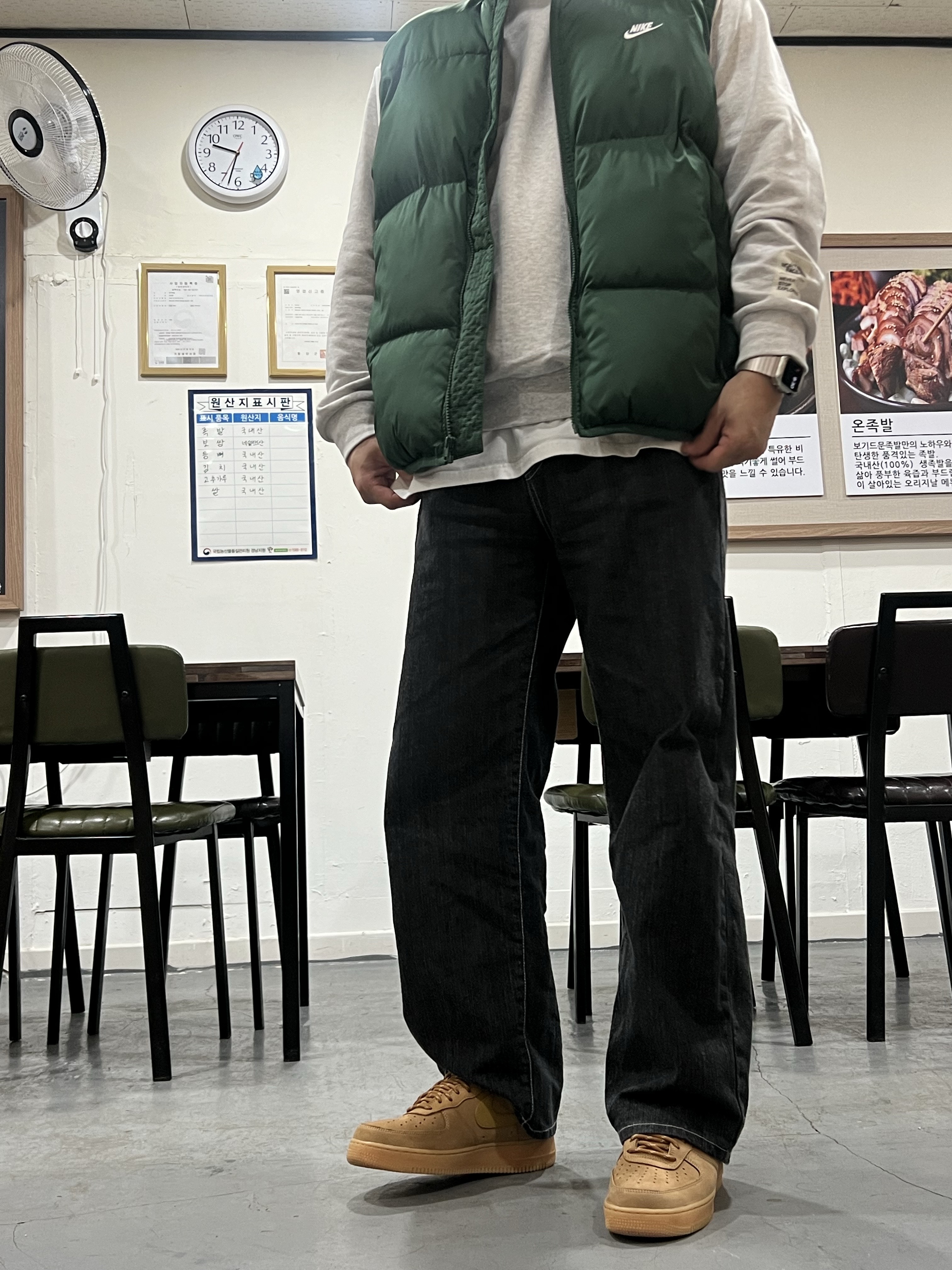 Nike NSW Club Pullover Hoodie Dark Grey Heather - Asia, Nike NSW Club Primaloft Water-Repellent Puffer Vest Fir - Asia 착용 스타일