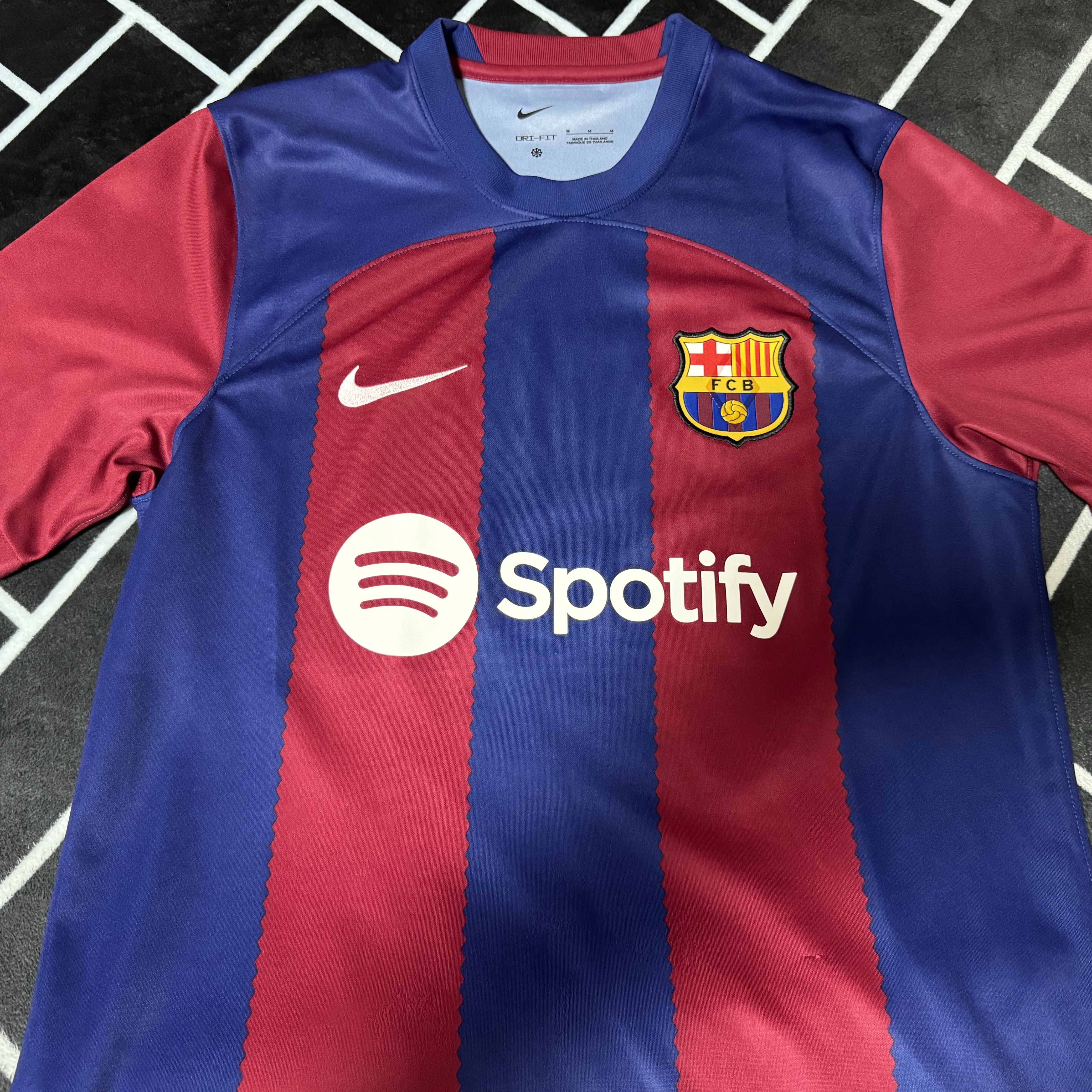 Adidas Manchester United 1988/90 Jersey Collegiate Royal - US Sizing, Nike FC Barcelona 2023/24 Dri-Fit Stadium Home Jersey Deep Royal Blue Noble Red (Non Marking Ver.) 착용 스타일 - 2