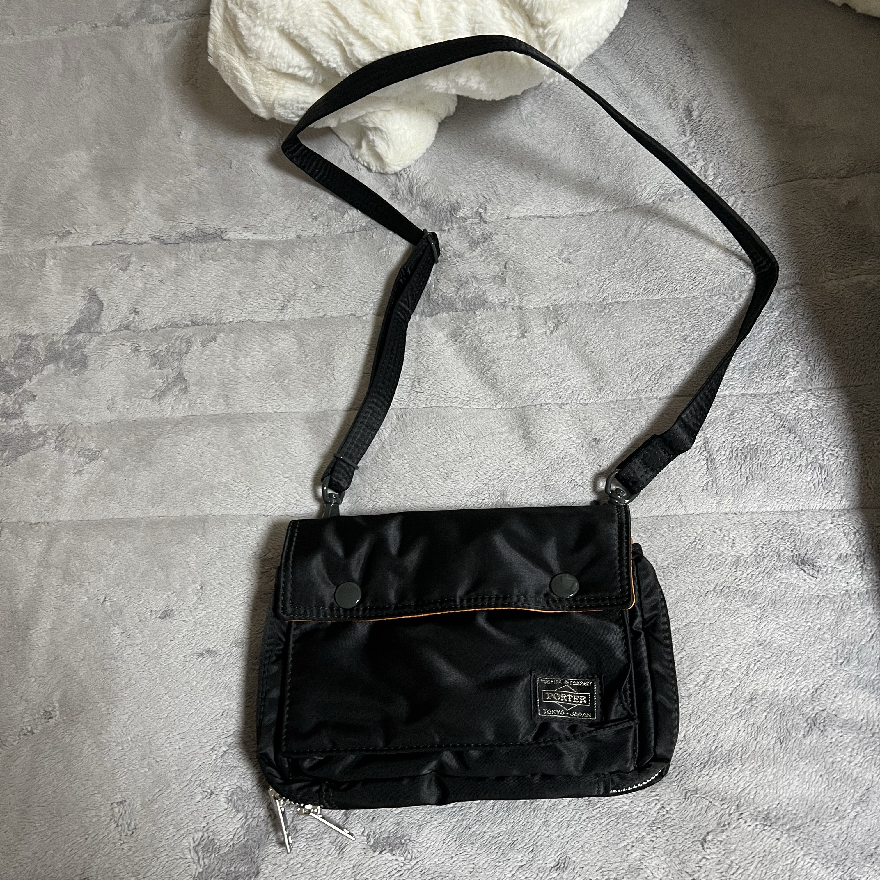 Porter Tanker Shoulder Bag Black 착용 스타일
