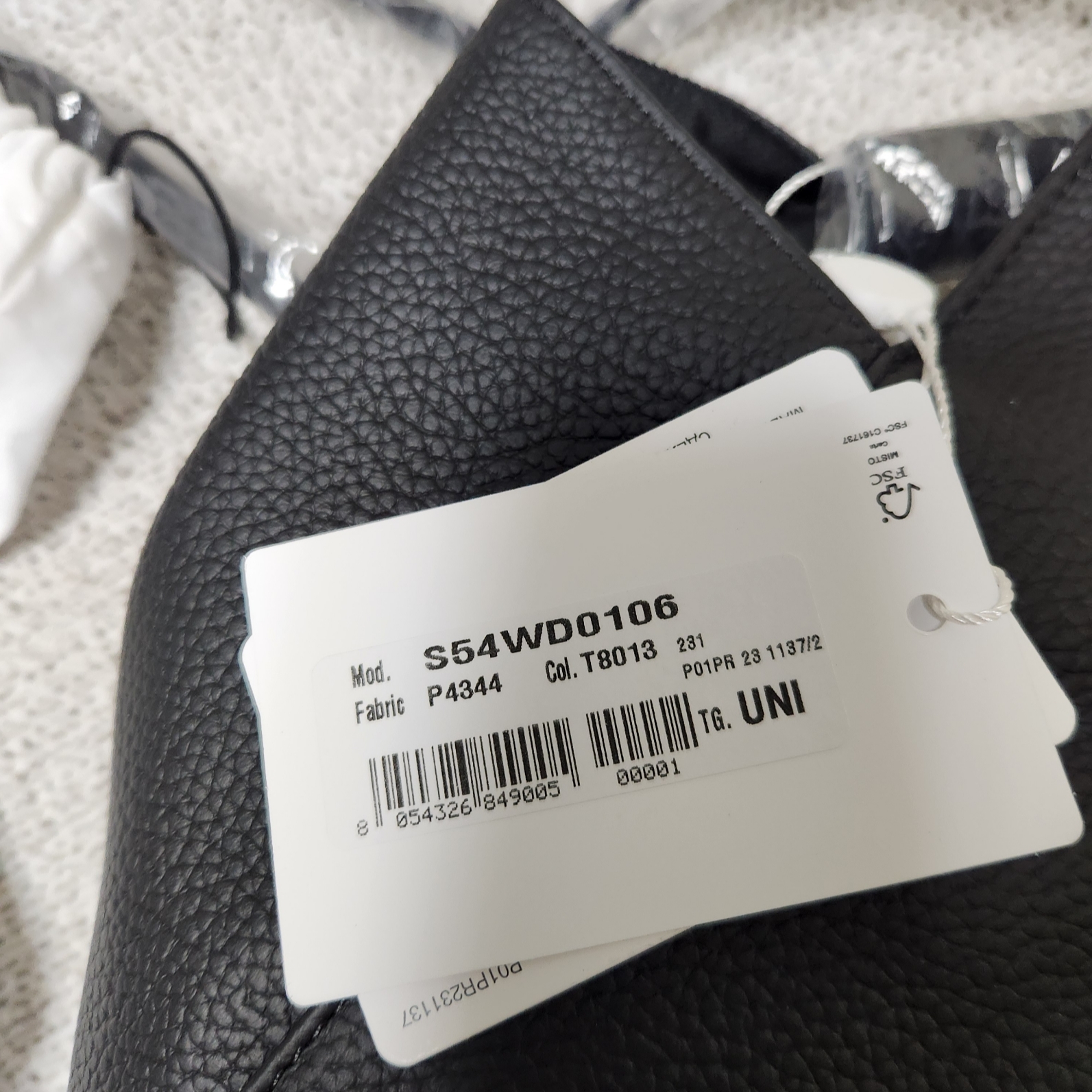 MM6 Maison Margiela Japanese Grained Leather Bag Black 착용 스타일 - 1