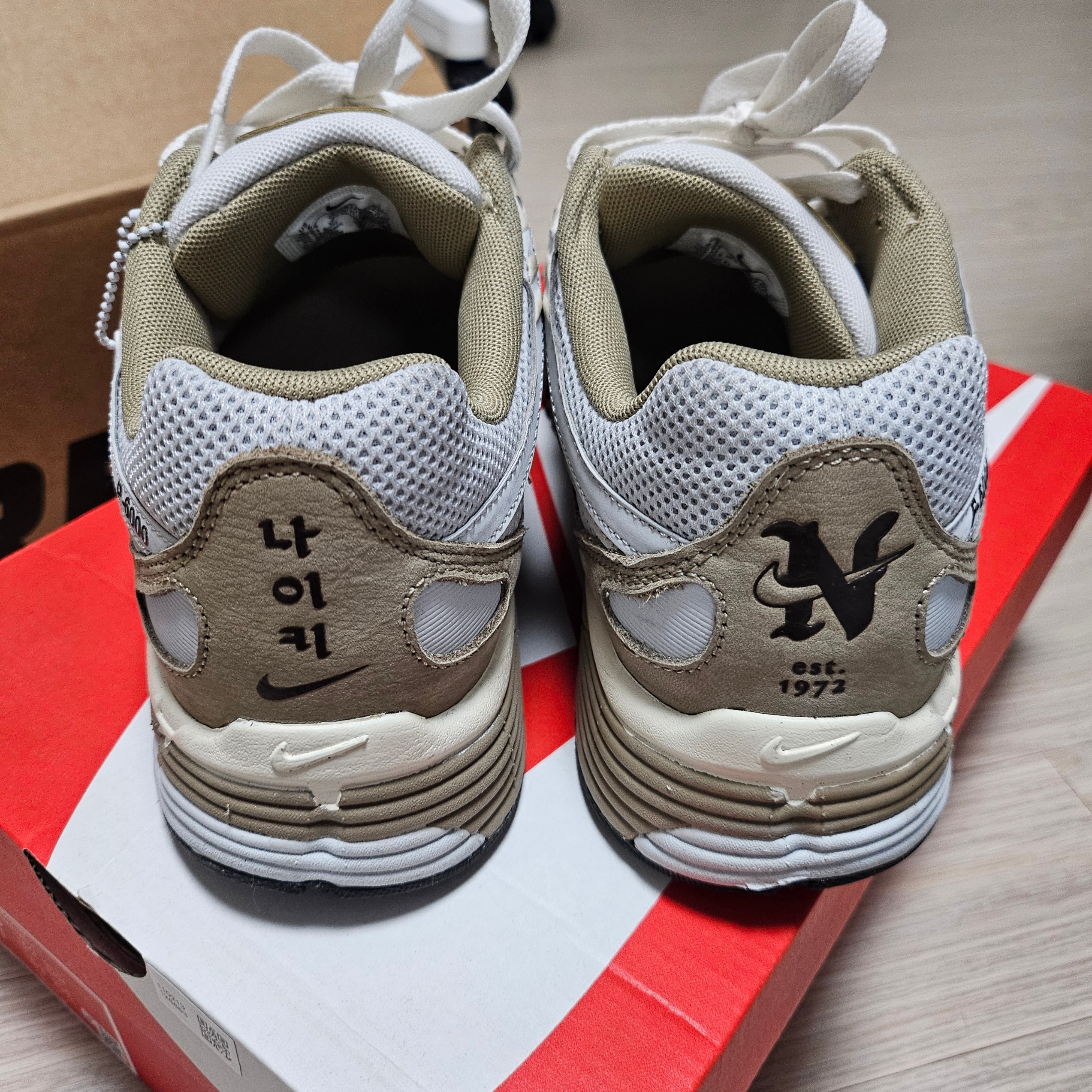 Nike P-6000 PRM Hangul Day Photon Dust Khaki 착용 스타일 - 4