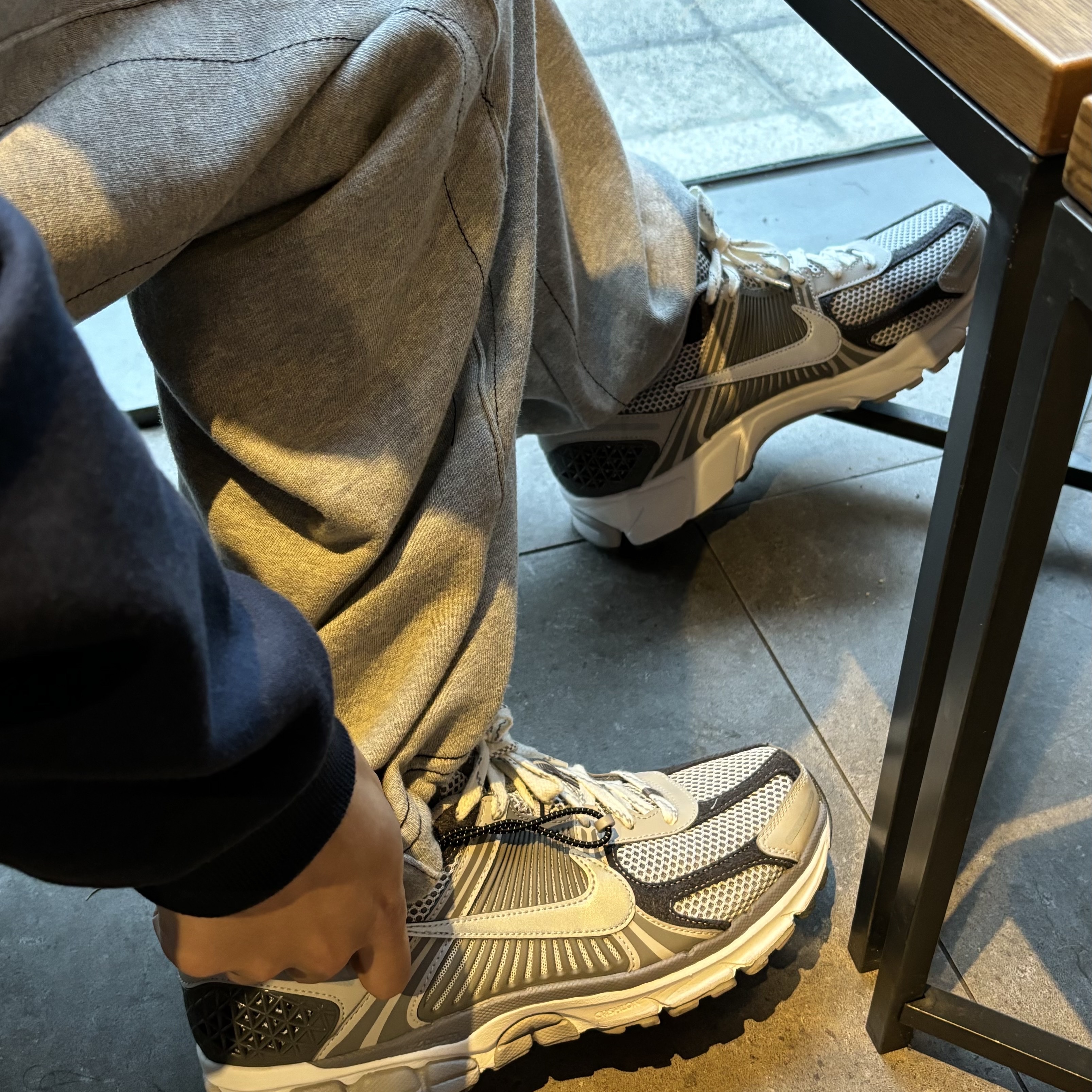 Nike Zoom Vomero 5 PRM Light Iron Ore and Flat Fewter 착용 스타일