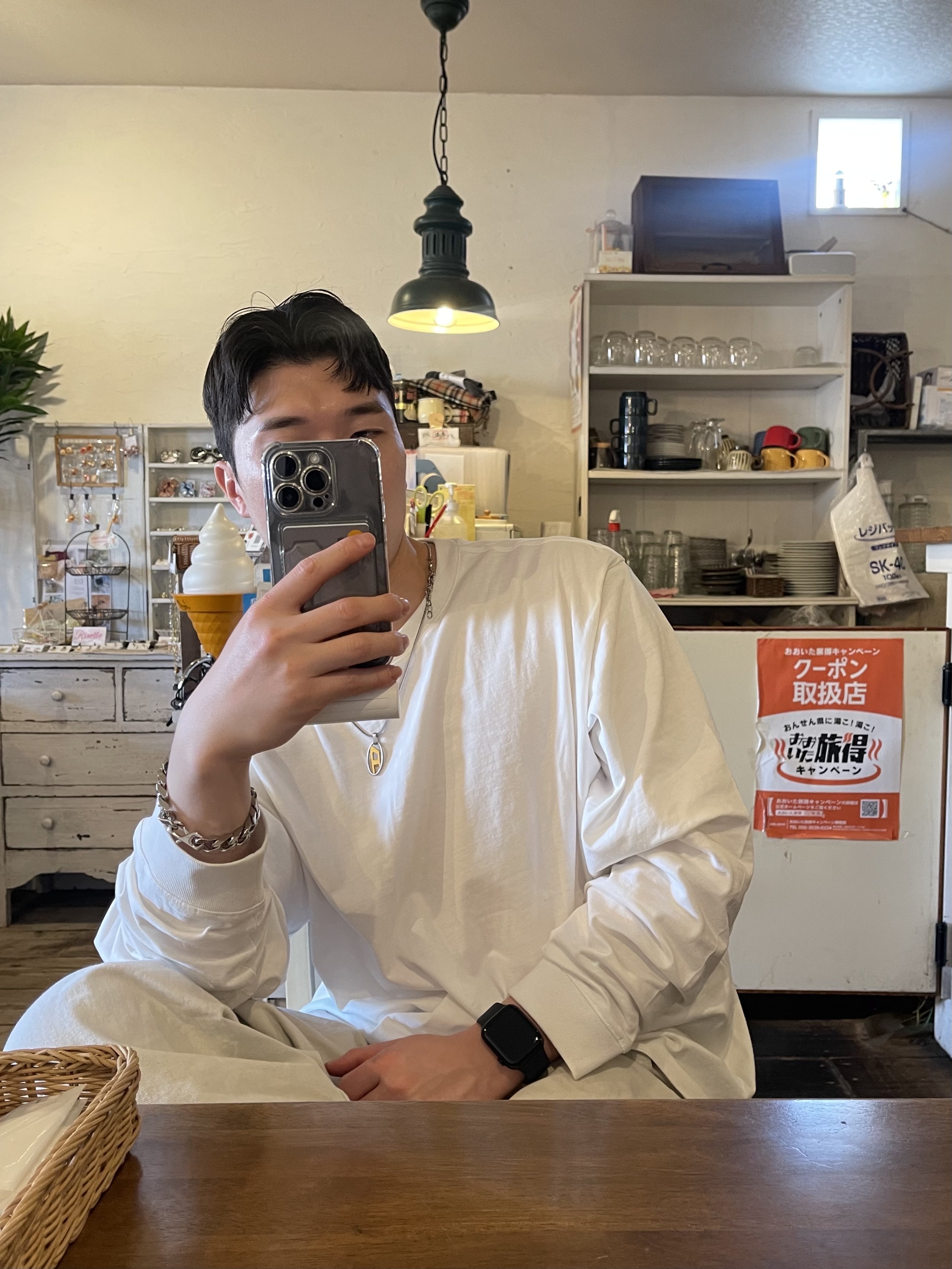 디젤 Dx1421 투톤 스테인리스 스틸 팬던트 네클리스 실버, 크록스 x 스테이플 클래식 클로그 그레이 레드 착용 스타일 - 1