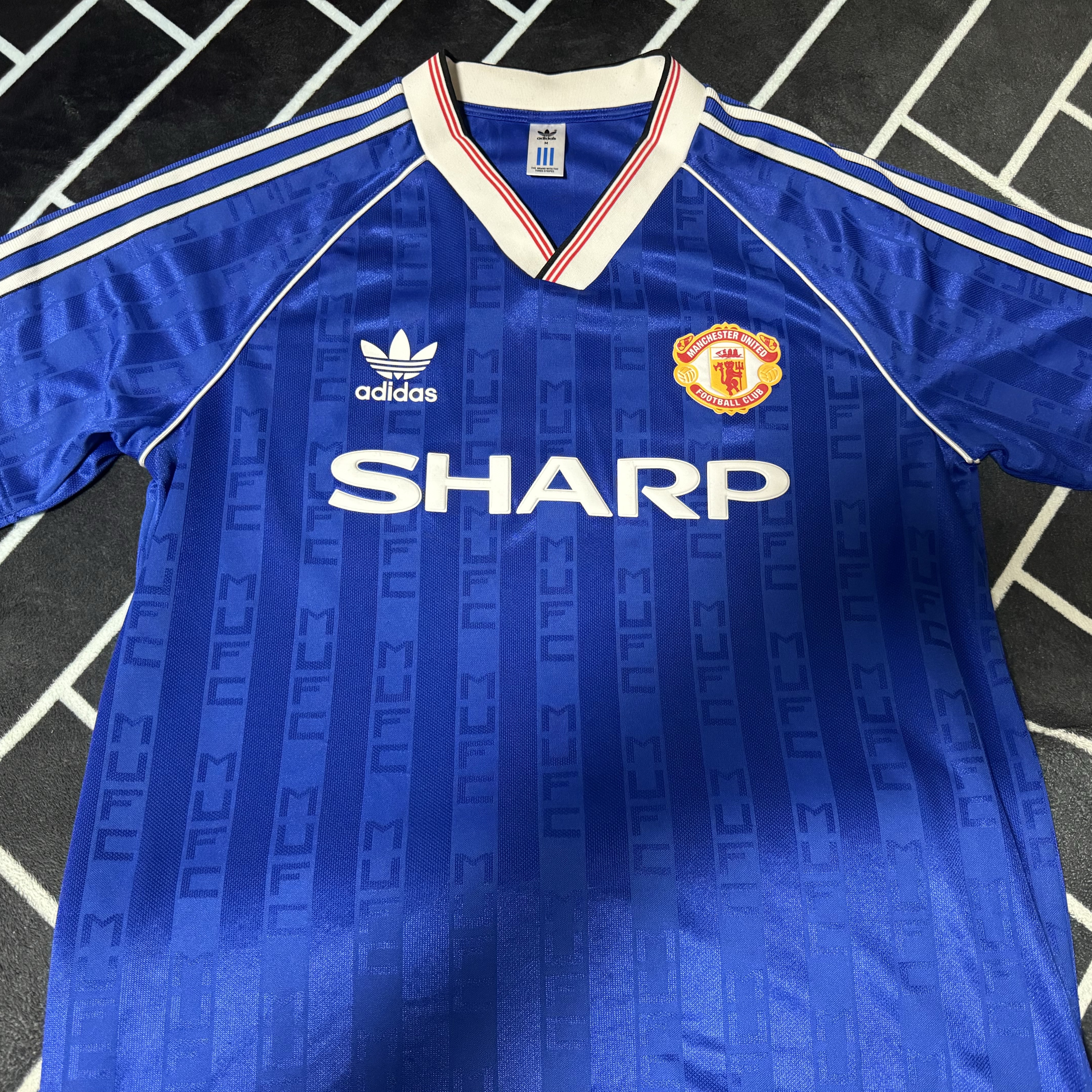 Adidas Manchester United 1988/90 Jersey Collegiate Royal - US Sizing, Nike FC Barcelona 2023/24 Dri-Fit Stadium Home Jersey Deep Royal Blue Noble Red (Non Marking Ver.) 착용 스타일 - 1