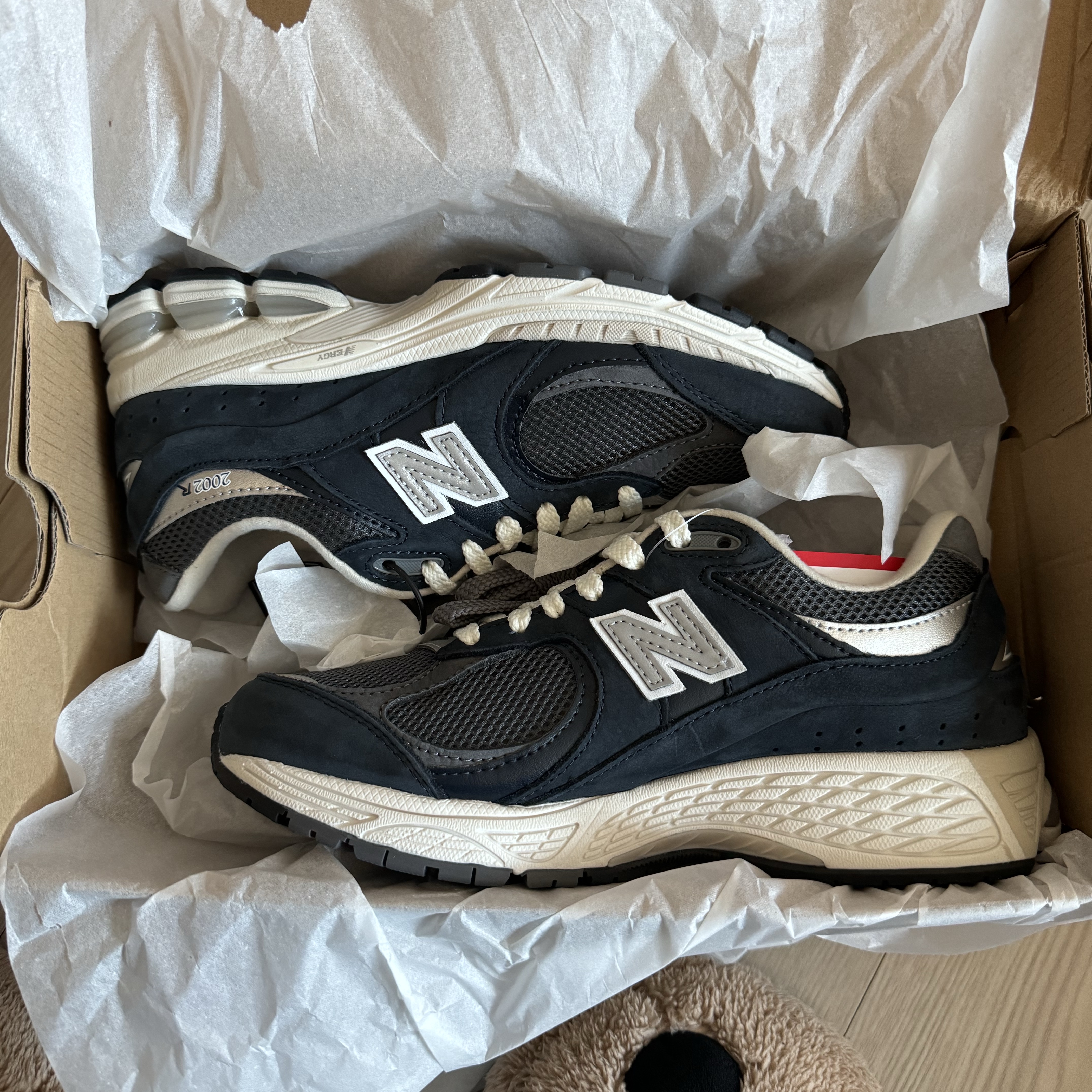 New Balance 2002R Premium Vintage Navy Grey 착용 스타일