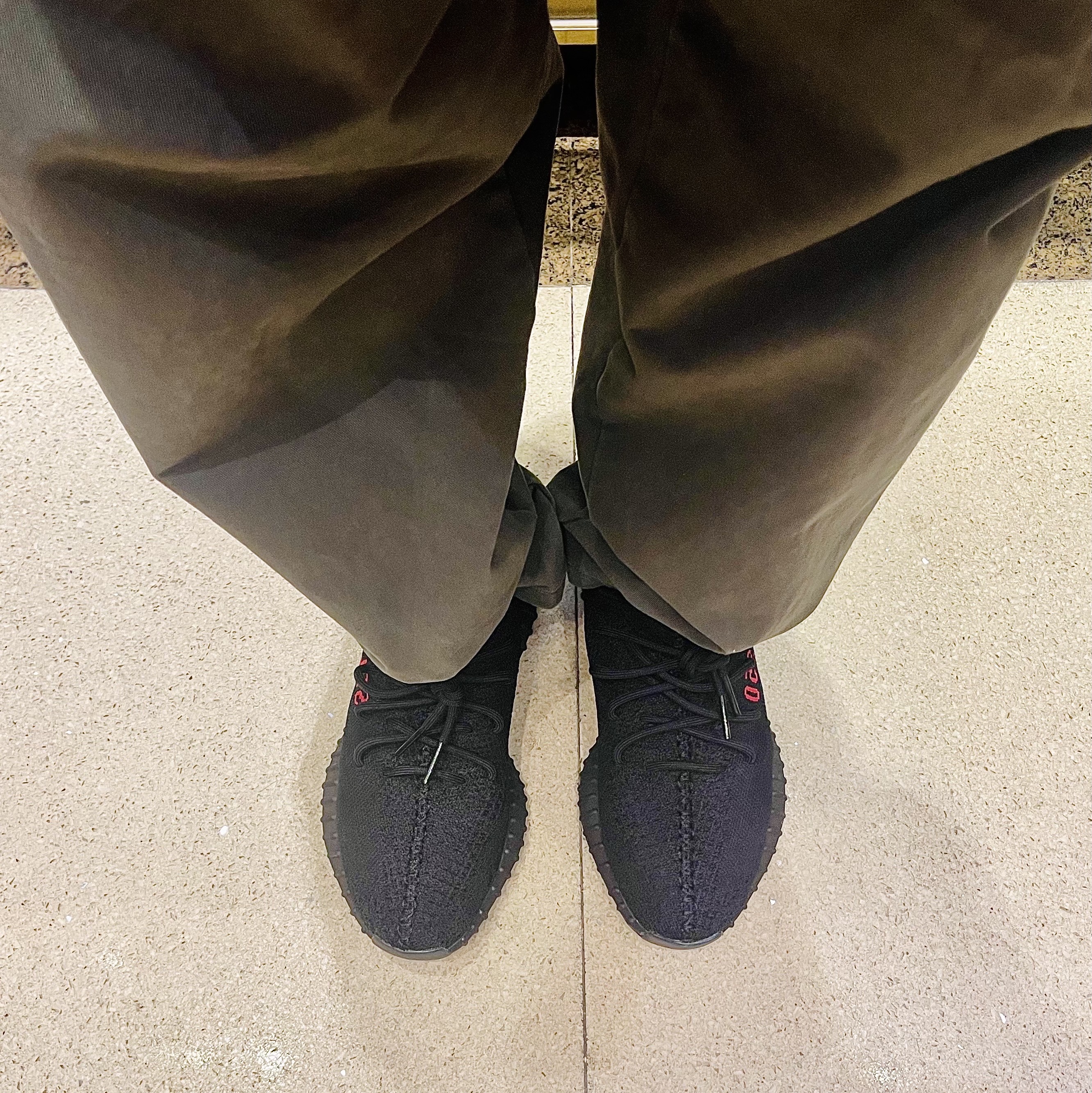 Adidas Yeezy Boost 350 V2 Black Red 2020 착용 스타일