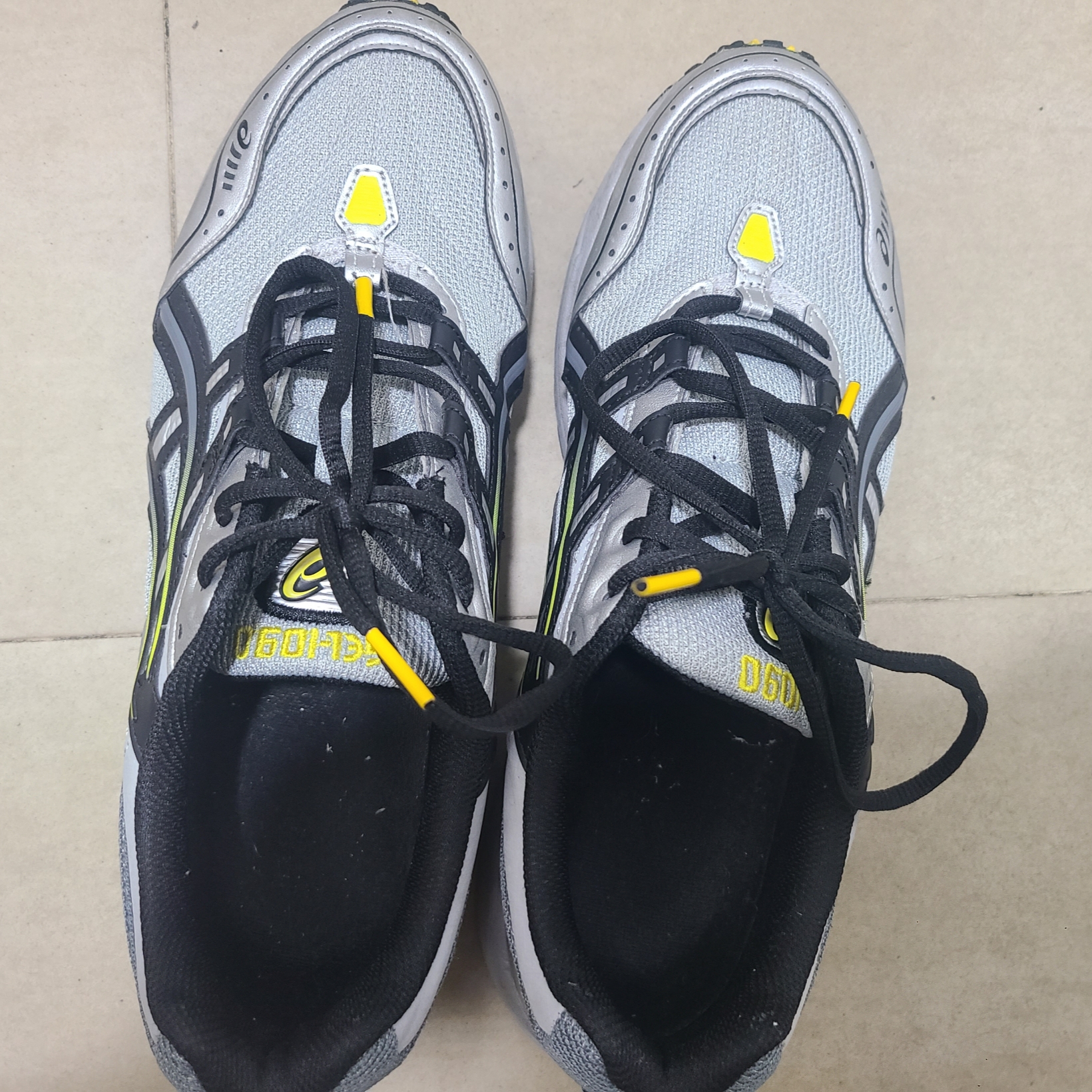 Asics Gel-1090 Mid Grey Black 착용 스타일