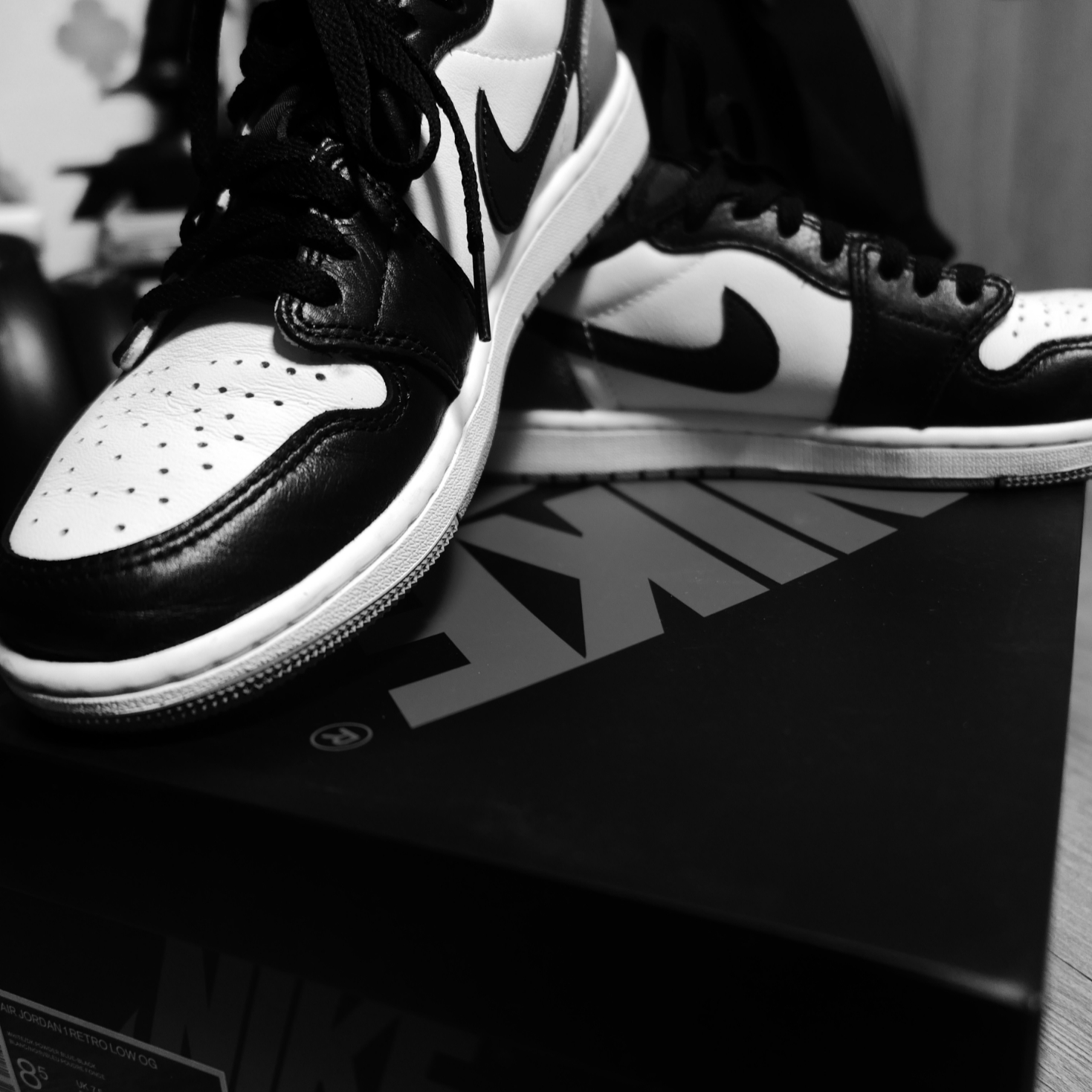 Jordan 1 Retro Low OG Black and Dark Powder Blue 착용 스타일 - 2