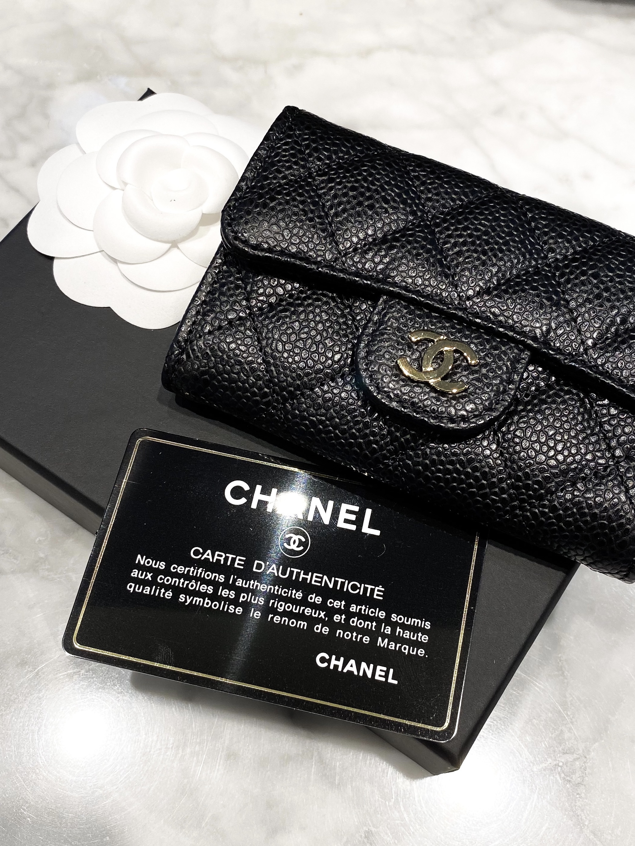 Chanel Classic Card Holder Grained Calfskin & Gold Black 착용 스타일 - 3