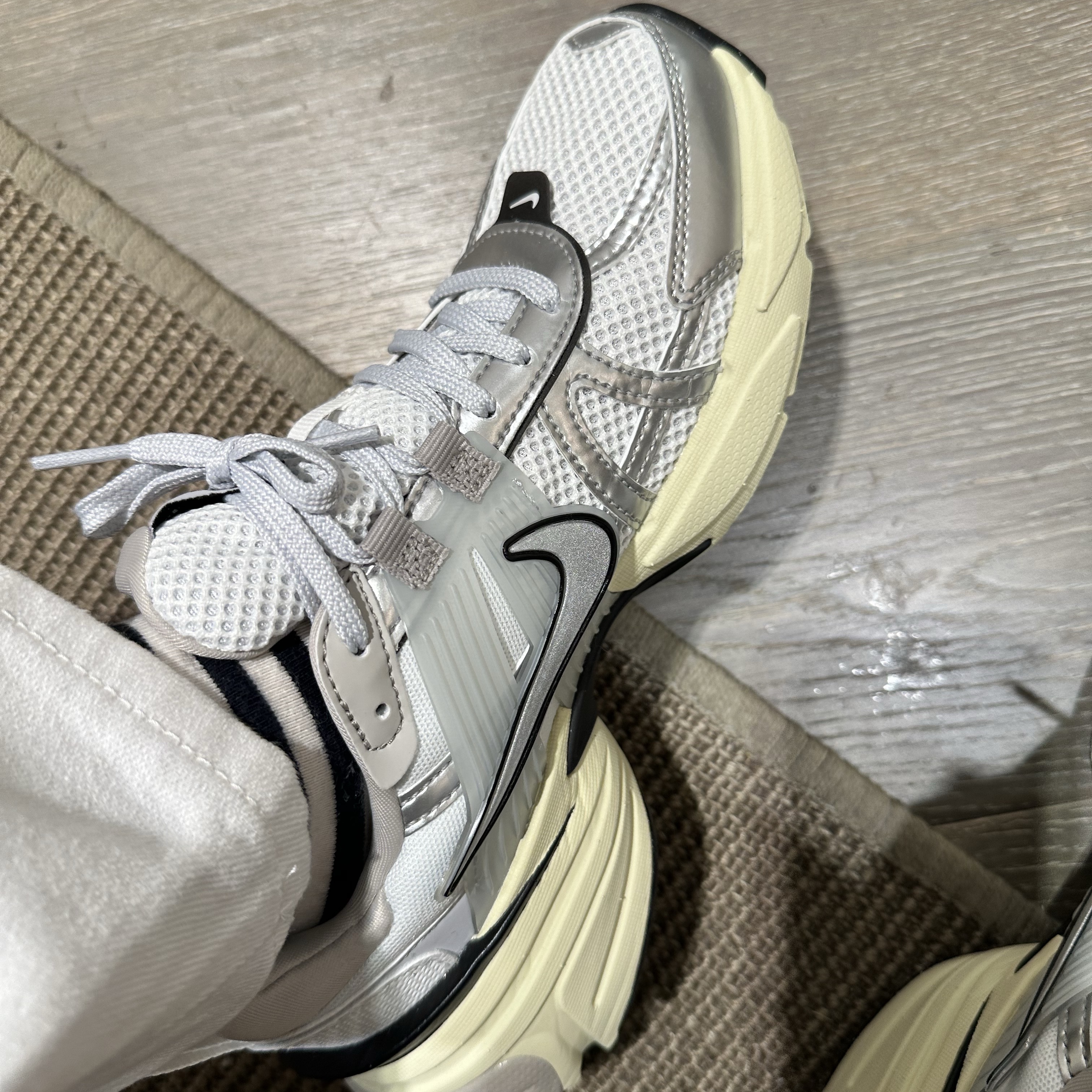 Nike V2K Run Summit White Metallic Silver 착용 스타일 - 1