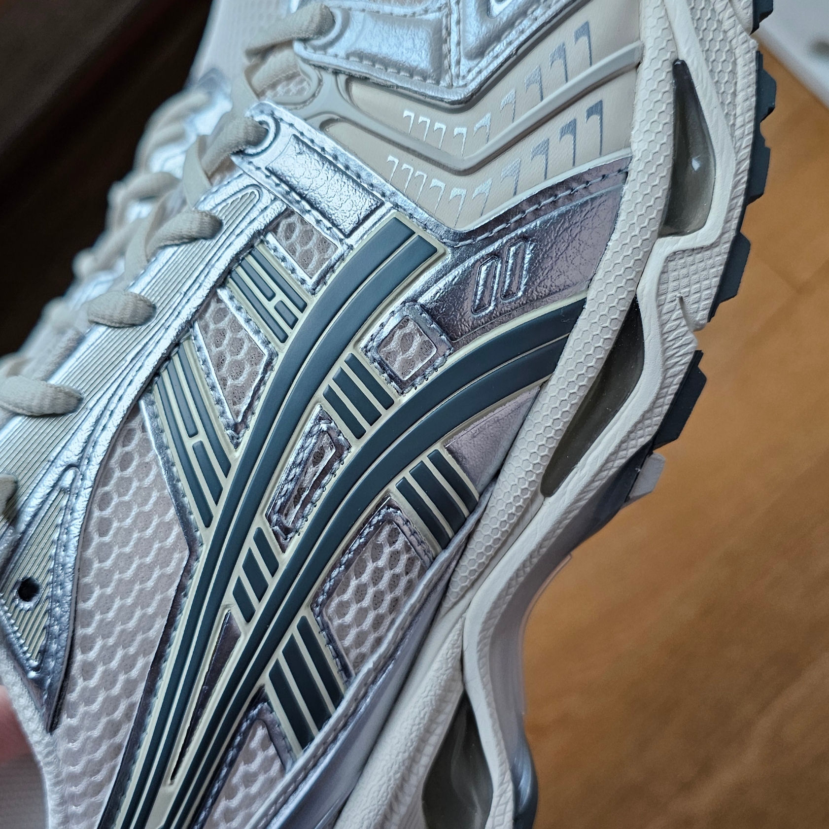 Asics Gel-Kayano 14 Birch Dark Pewter 착용 스타일