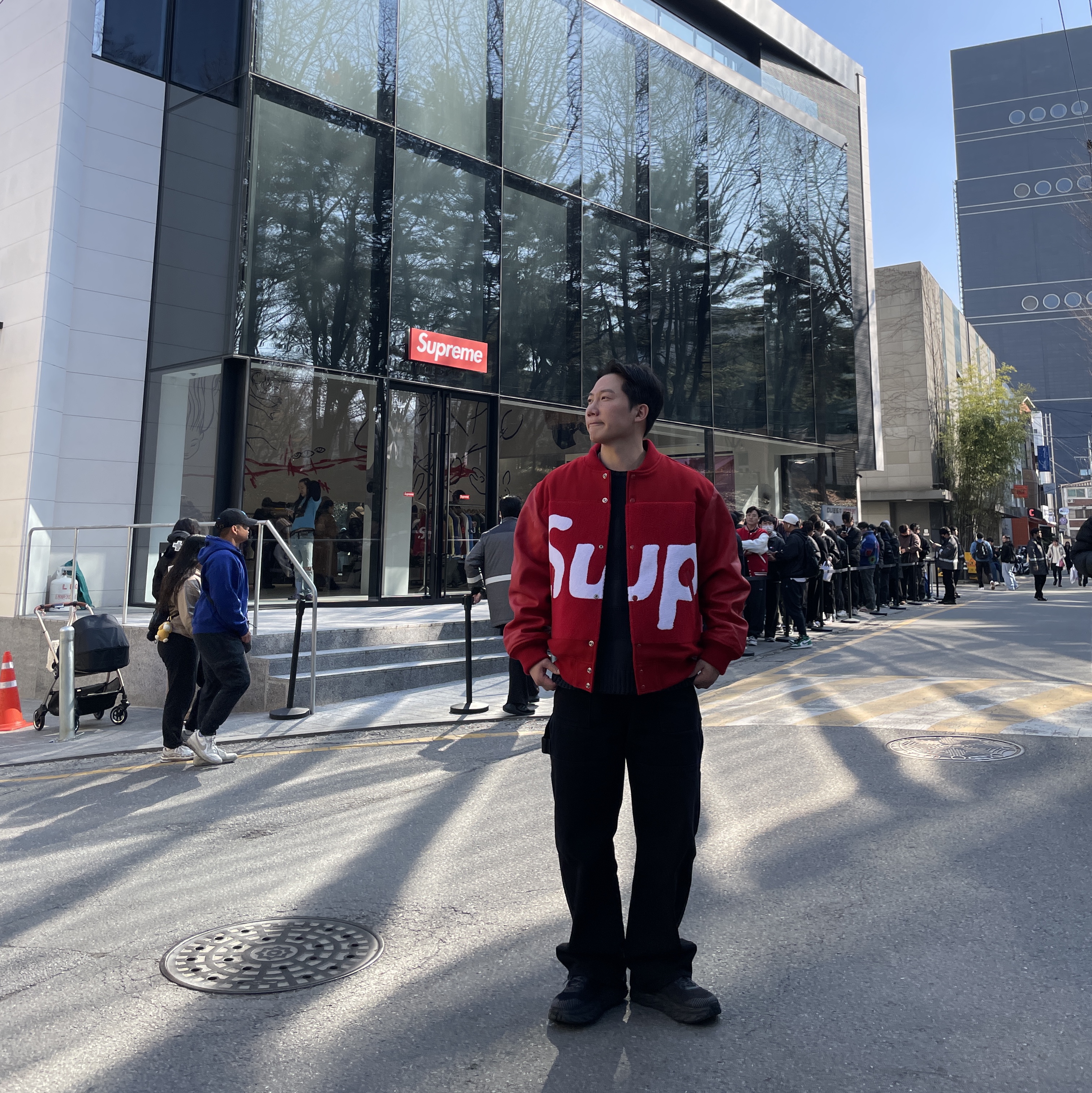 Supreme Big Logo Chenille Varsity Jacket Red - 24SS, Supreme Small Box Stripe Sweater Black - 23SS 착용 스타일 - 1
