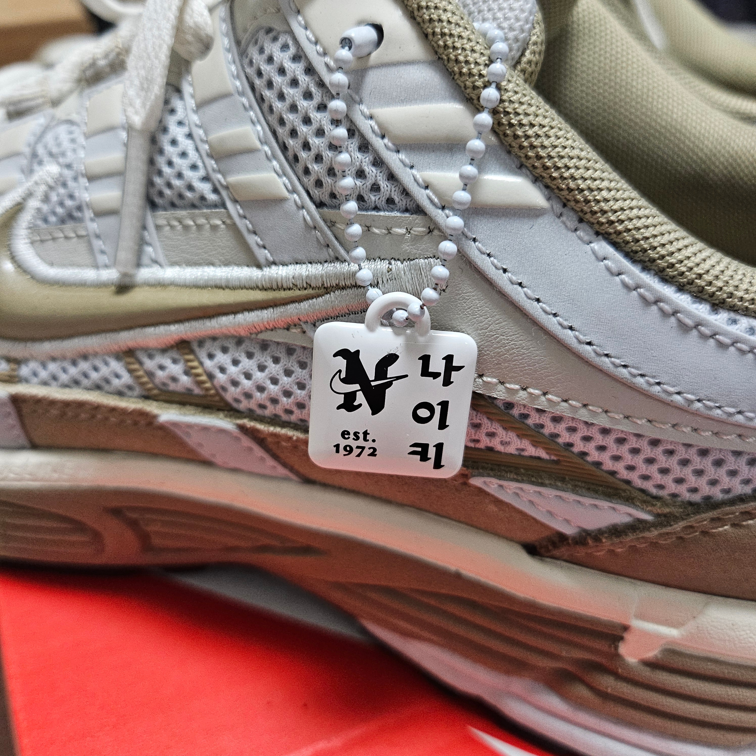 Nike P-6000 PRM Hangul Day Photon Dust Khaki 착용 스타일 - 2
