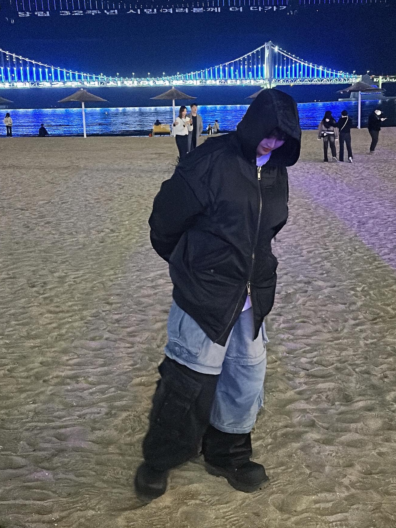 Project G/R Reworked Hooded Bomber Jacket Black, Project G/R Oversized Convertible Cargo Pants Coated Black 착용 스타일 - 2
