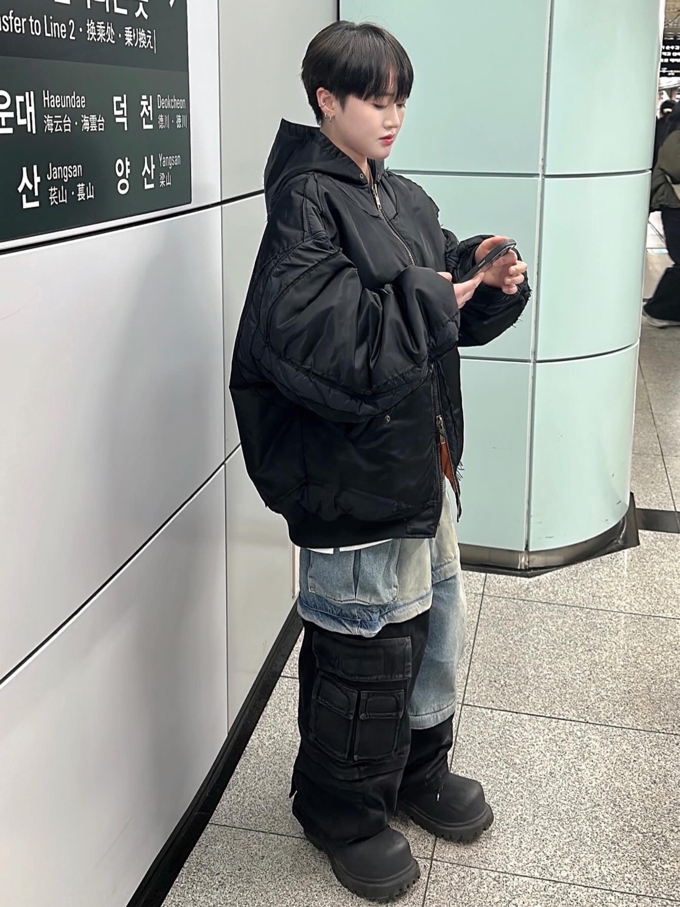 Project G/R Reworked Hooded Bomber Jacket Black, Project G/R Oversized Convertible Cargo Pants Coated Black 착용 스타일 - 4