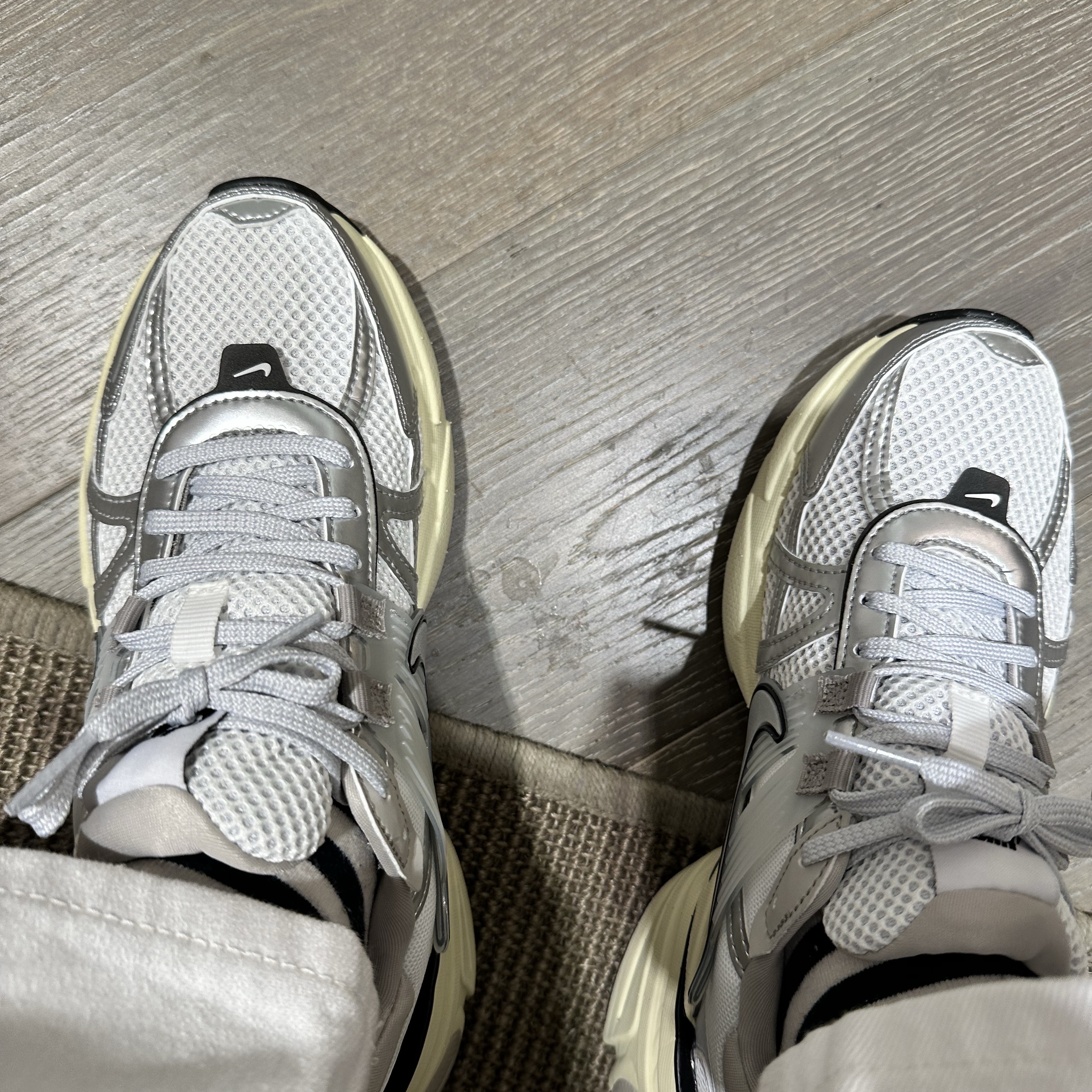 Nike V2K Run Summit White Metallic Silver 착용 스타일 - 2