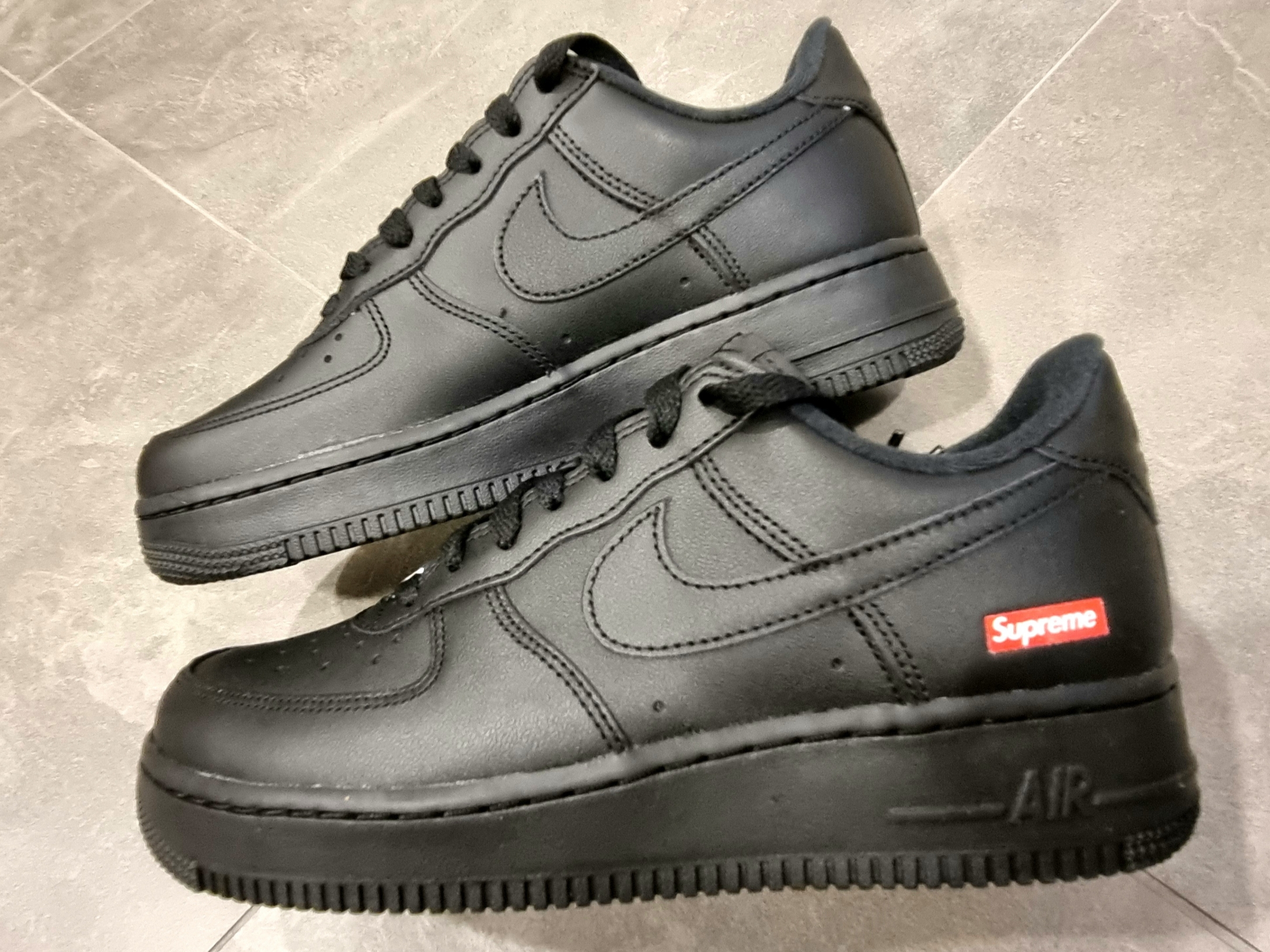 Nike x Supreme Air Force 1 Low Black 착용 스타일 - 3