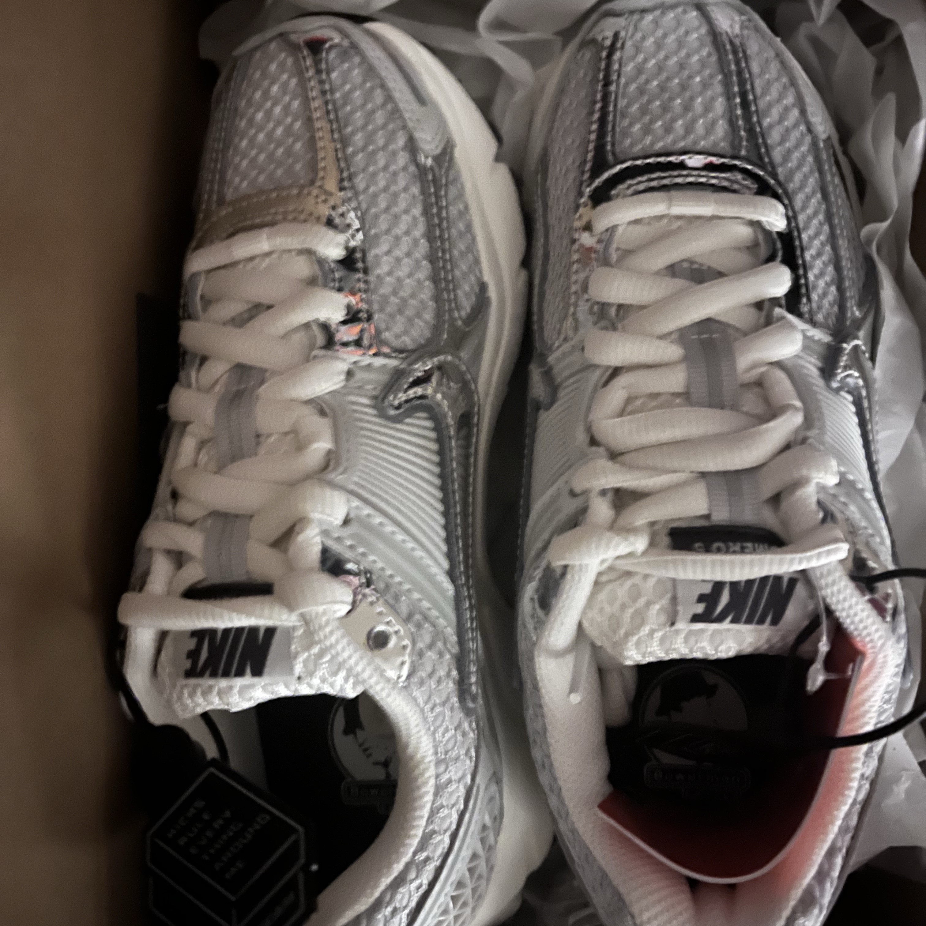(W) Nike Zoom Vomero 5 Photon Dust and Metallic Silver 착용 스타일