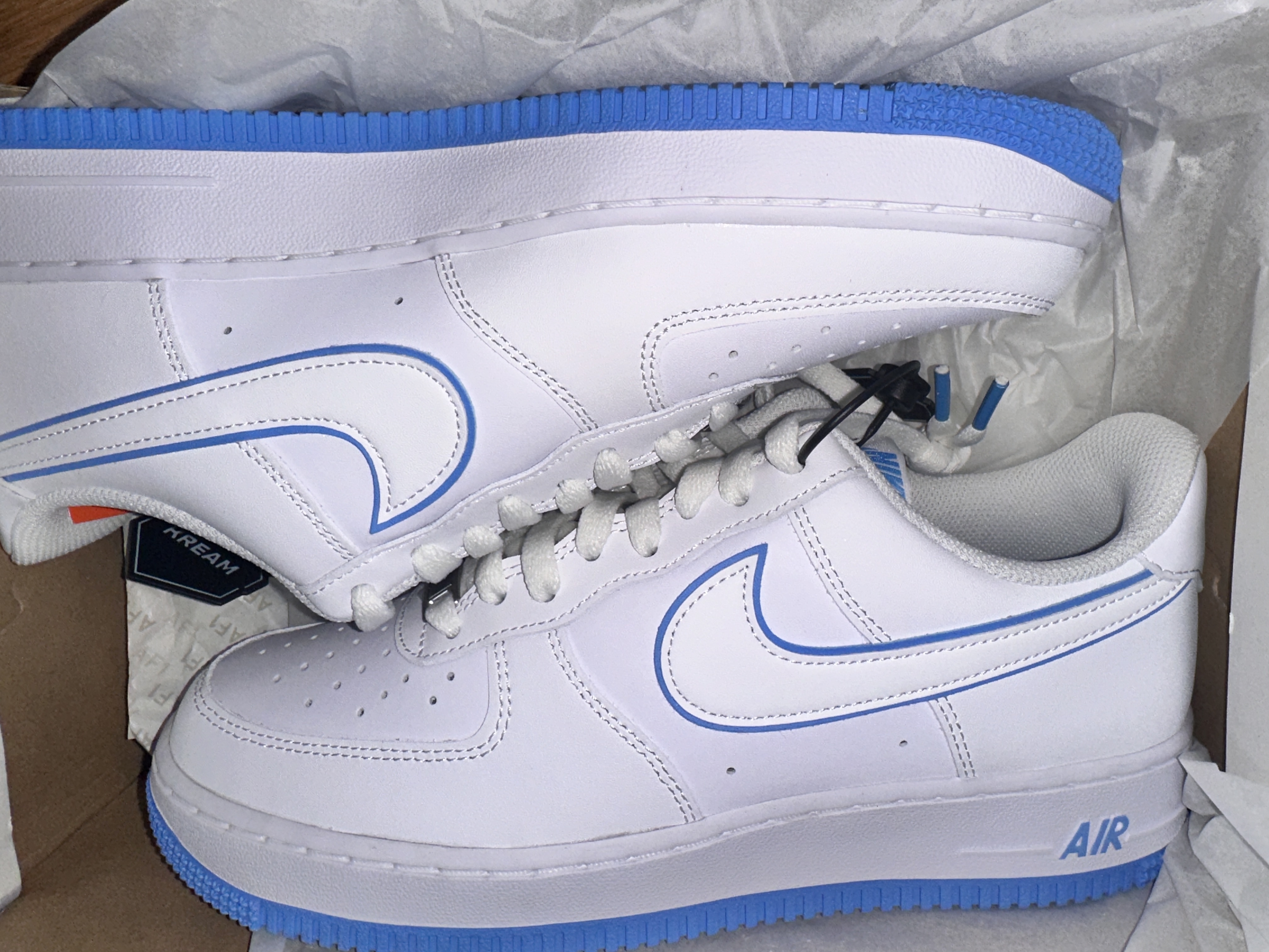Nike Air Force 1 '07 White University Blue 착용 스타일