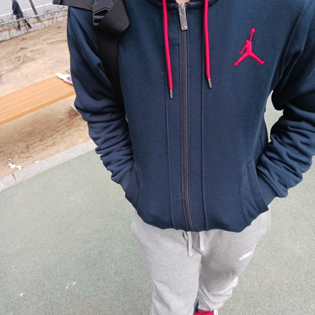(W) Nike NSW Club Fleece Mid Rise Oversized Sweatpants Dark Grey Heather - Asia, Nike Heritage Waistpack Black 착용 스타일 - 1