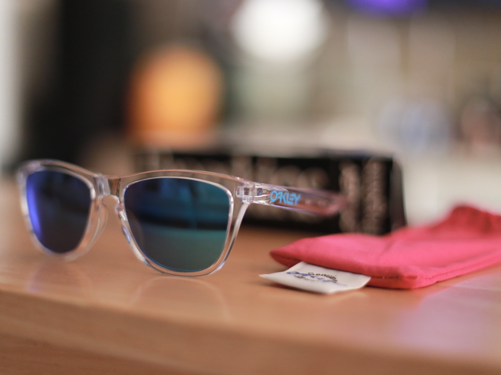 Oakley Frogskins Crystal Clear Frame Prizm Sapphire Lenses Low Bridge Fit 착용 스타일 - 1