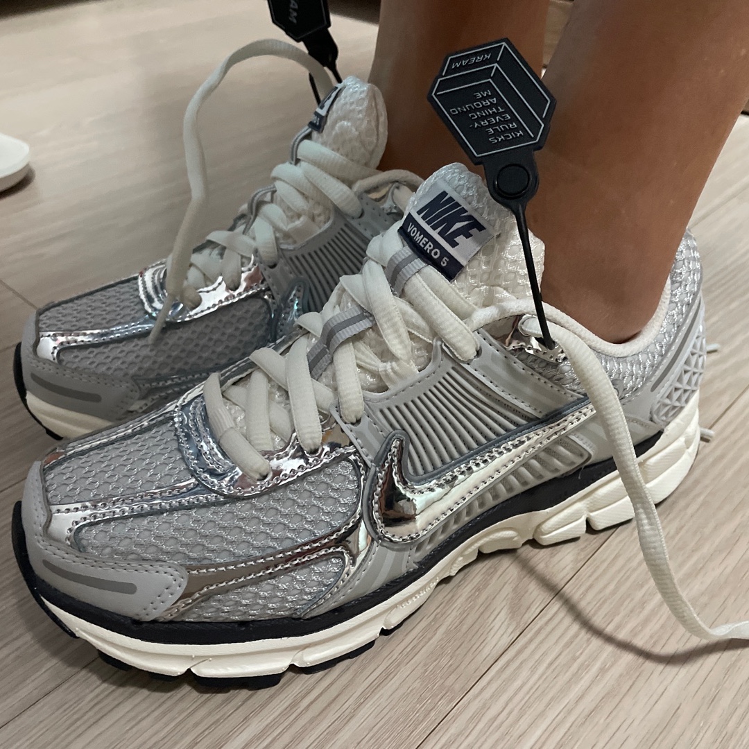 (W) Nike Zoom Vomero 5 Photon Dust and Metallic Silver 착용 스타일