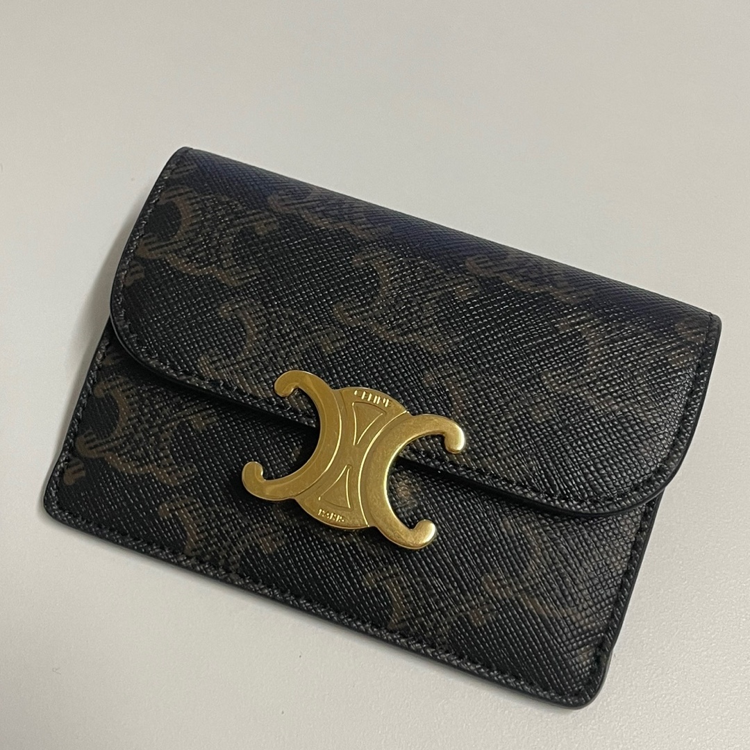 Celine Card Holder with Flap in Triomphe Canvas Tan 착용 스타일 - 1