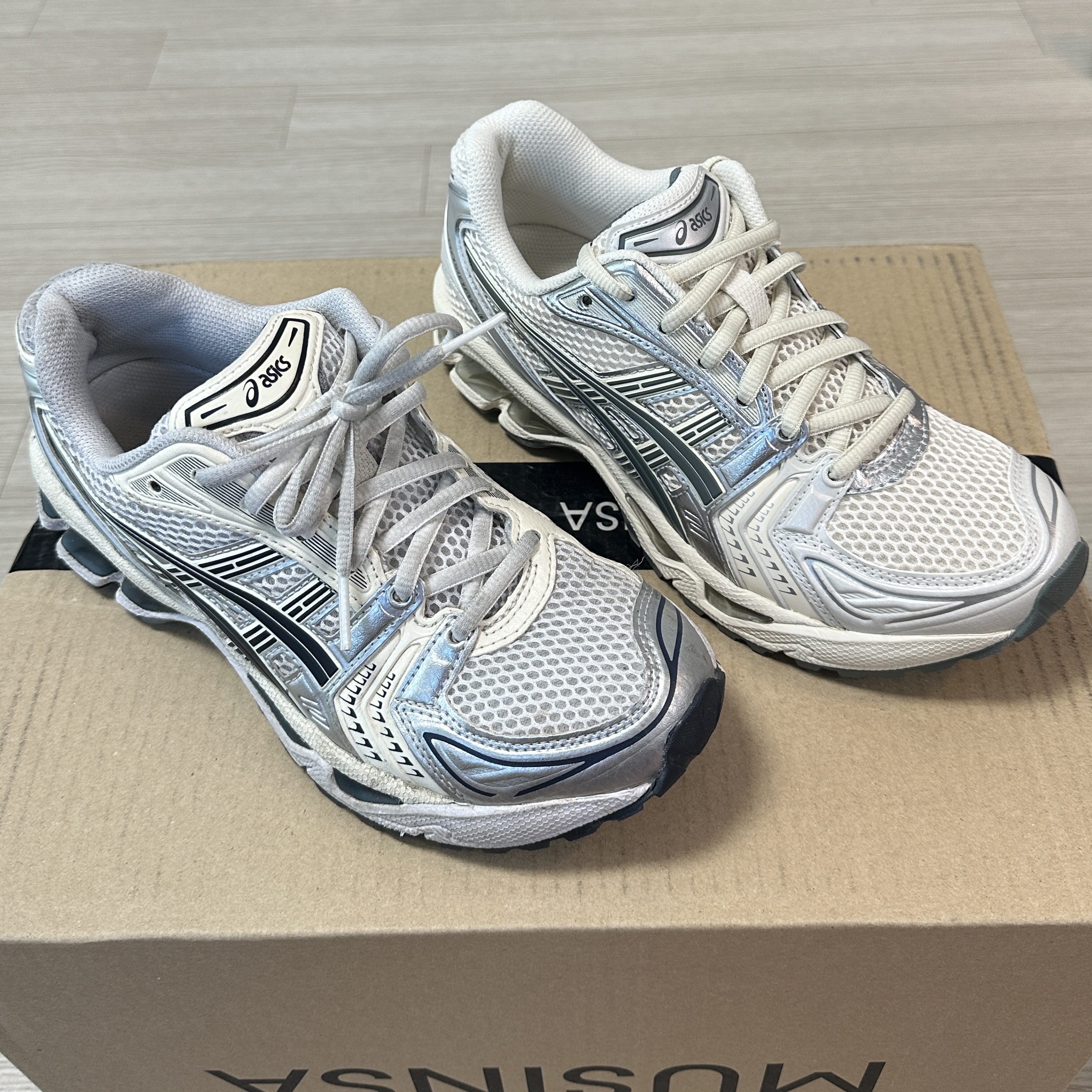 (W) Asics Gel-Kayano 14 White Midnight, Asics Gel-Kayano 14 Birch Dark Pewter 착용 스타일 - 1