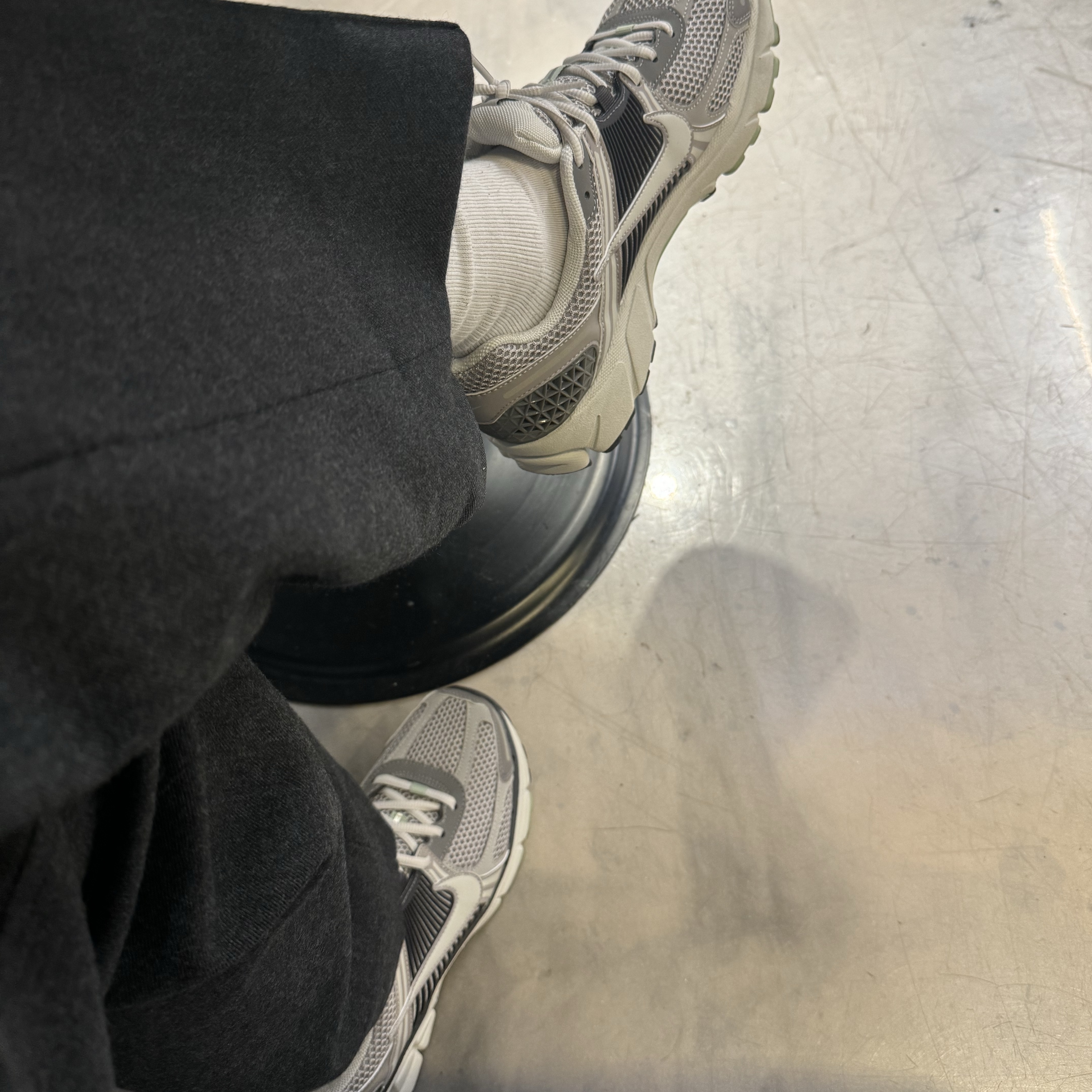 (W) Nike Zoom Vomero 5 Cobblestone and Flat Pewter 착용 스타일